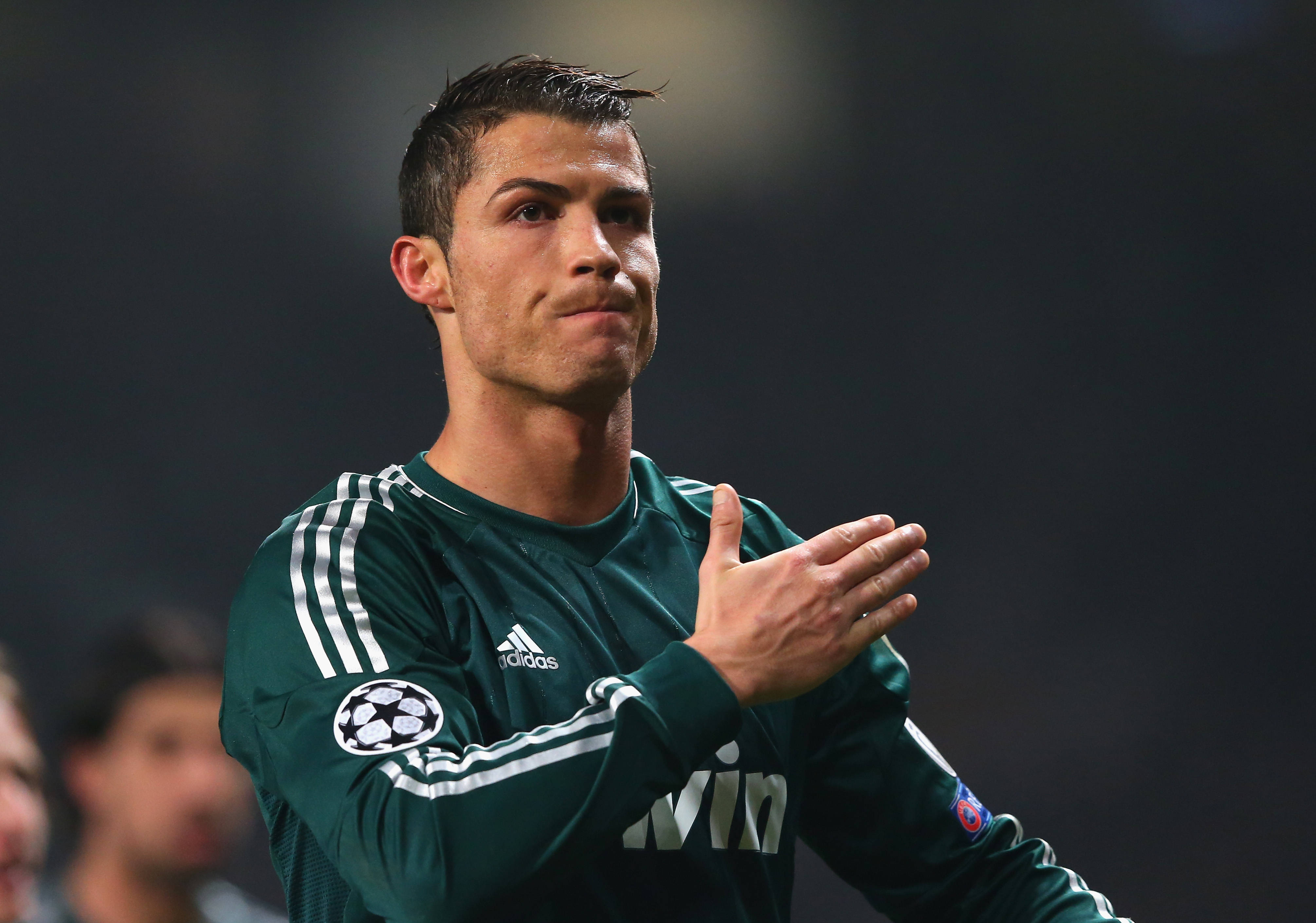 CR7 크리스티아누 호날두 그린 유니폼 배경화면