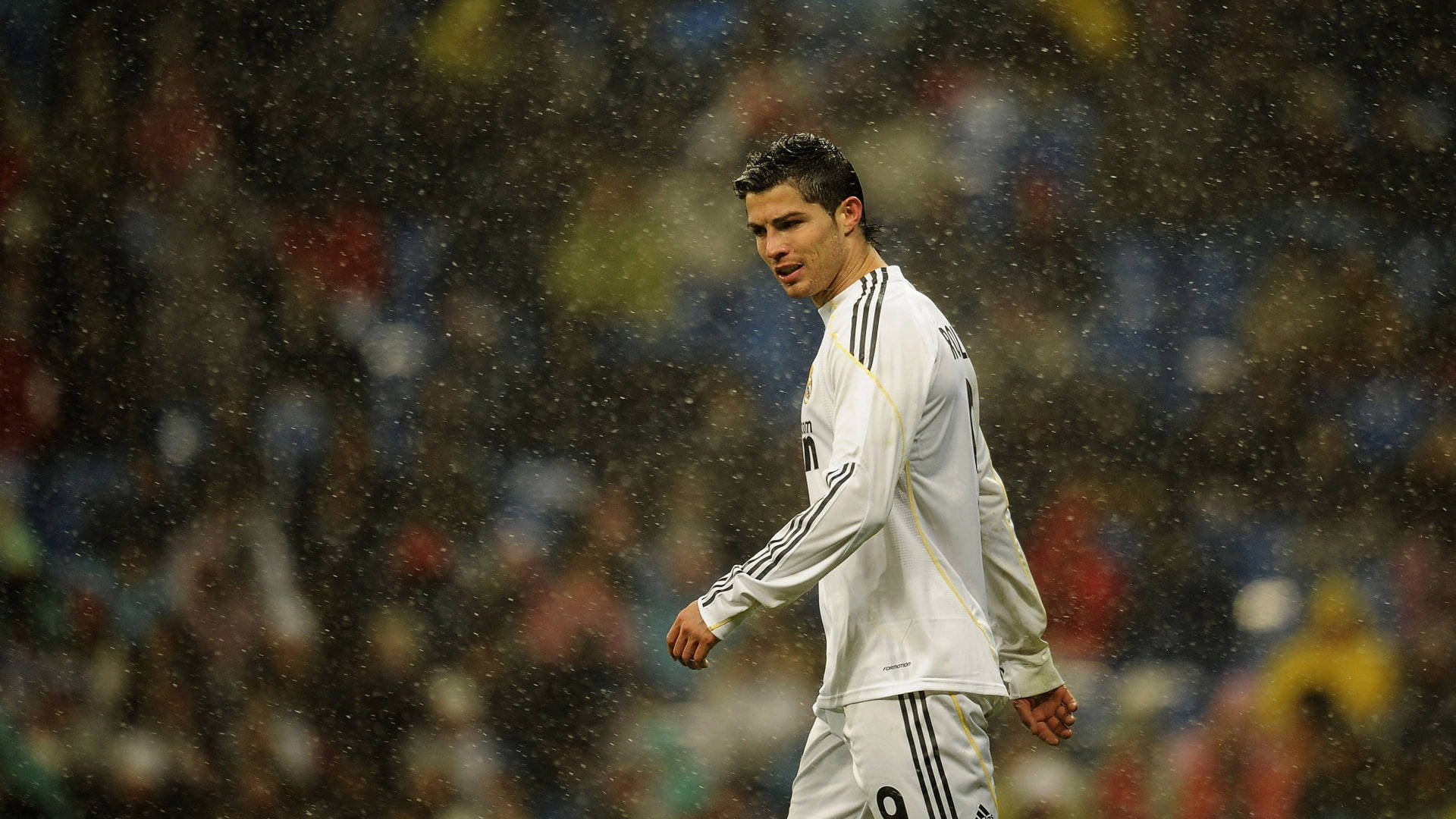 CR7 HD 비 오는 축구 경기 — 크리스티아누 호날두 배경화면