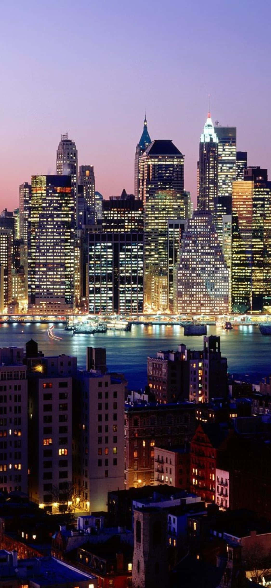 Enchanting cityscape of New York City viewed from the iPhone Xs 배경화면