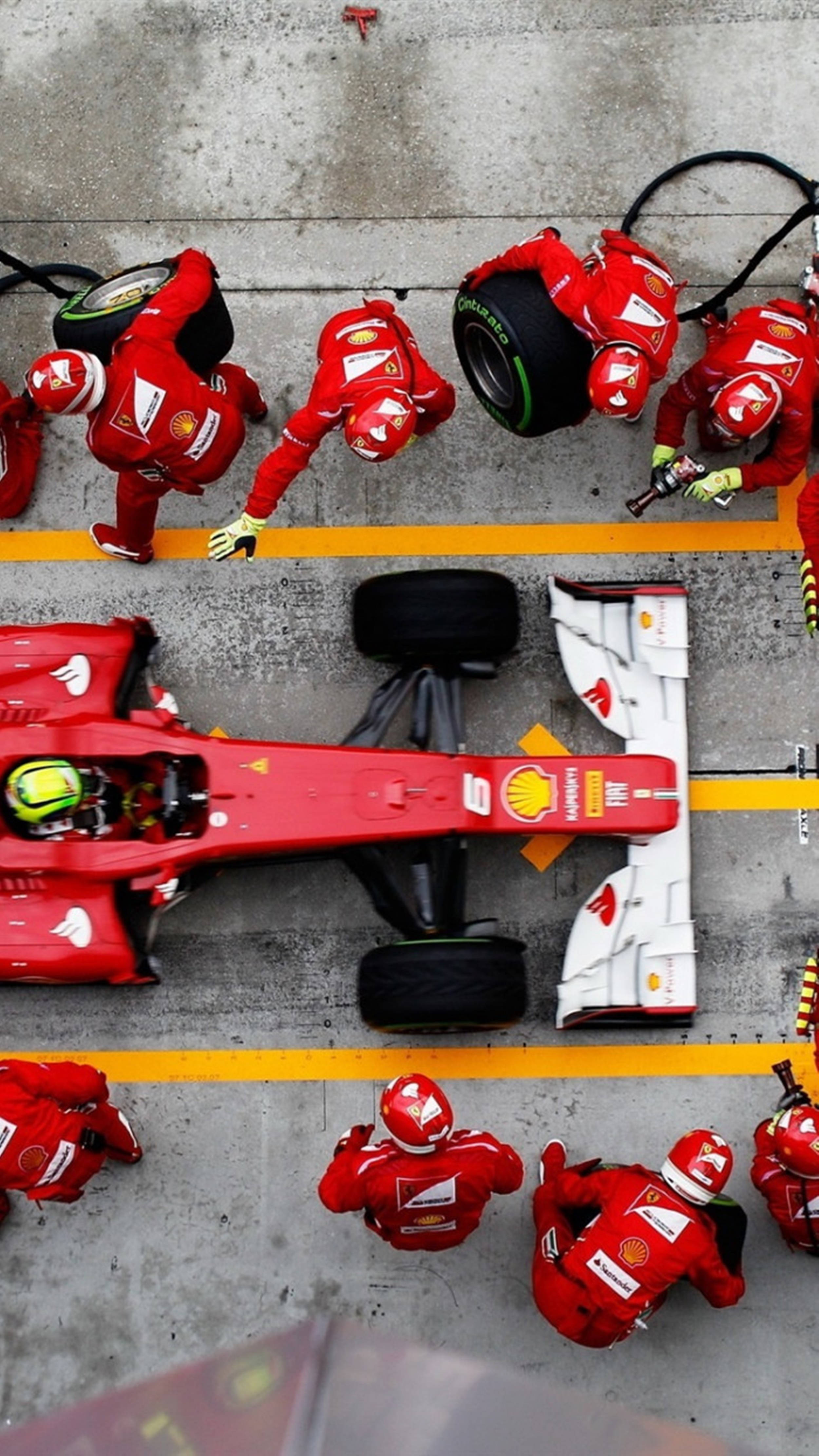 F1 레드 페라리 10과 드라이버 폰 배경화면