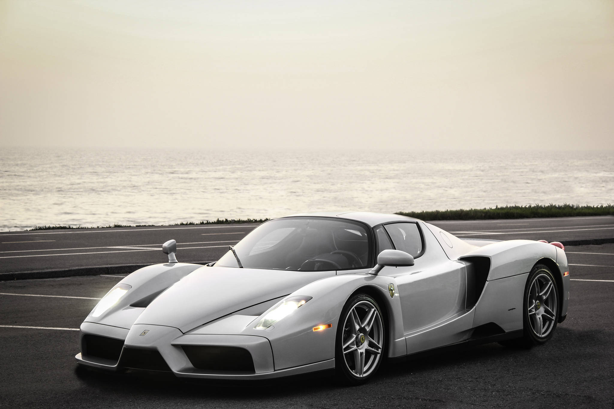 고급스러운 Ferrari 운전의 스릴을 즐기세요 배경화면