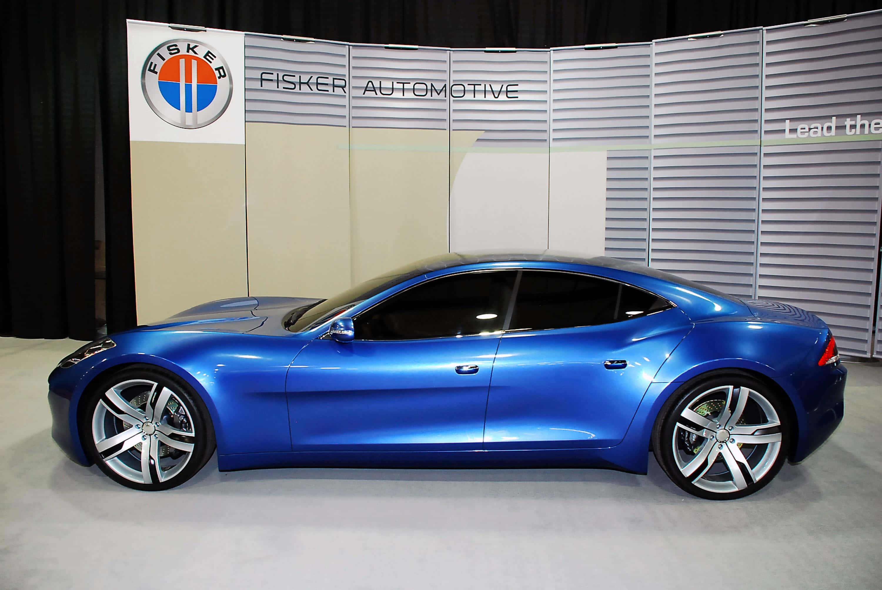 열린 도로를 달리는 Fisker Karma 전기차 배경화면