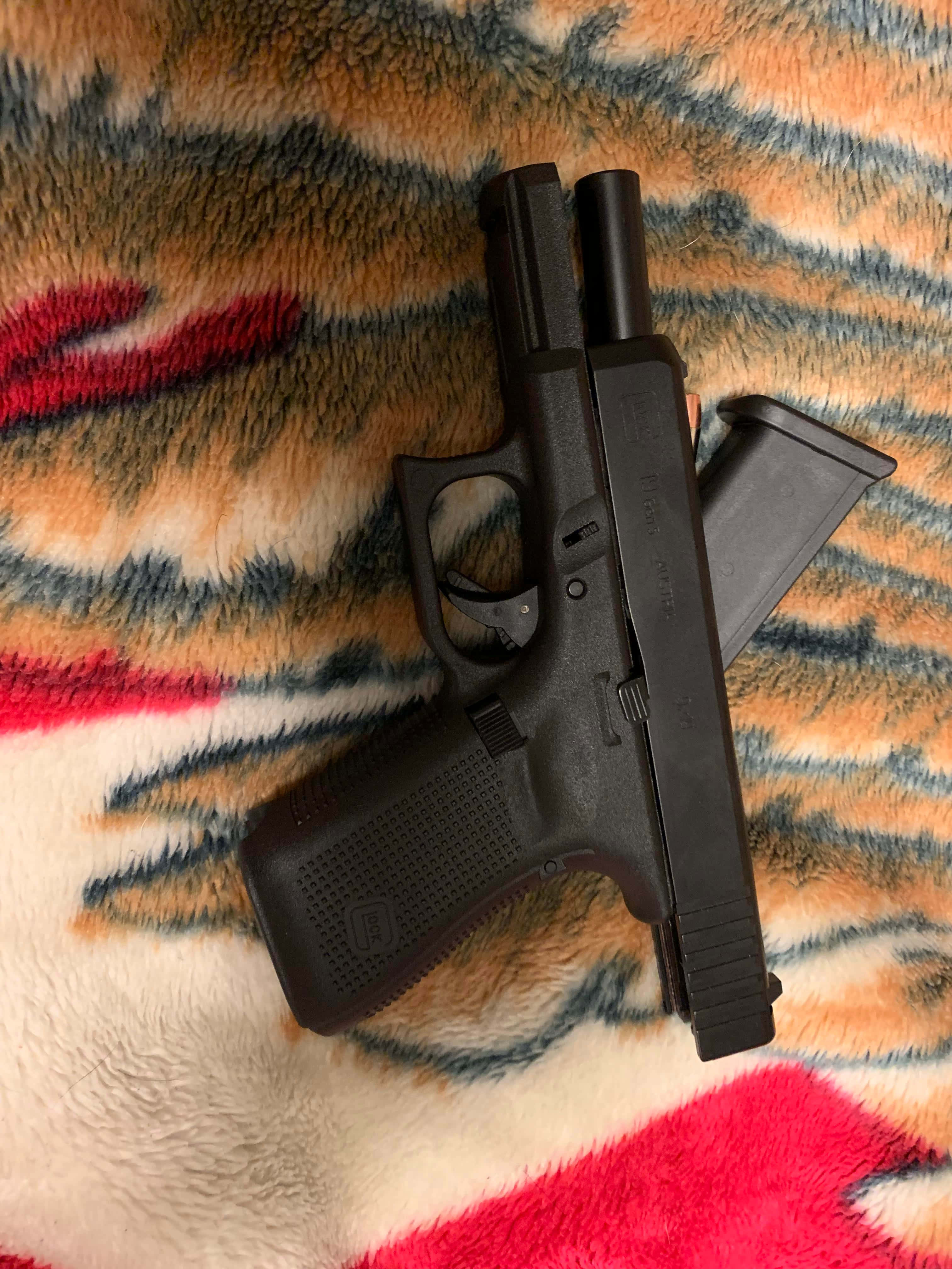 만능 권총의 정수 - Glock 19 배경화면