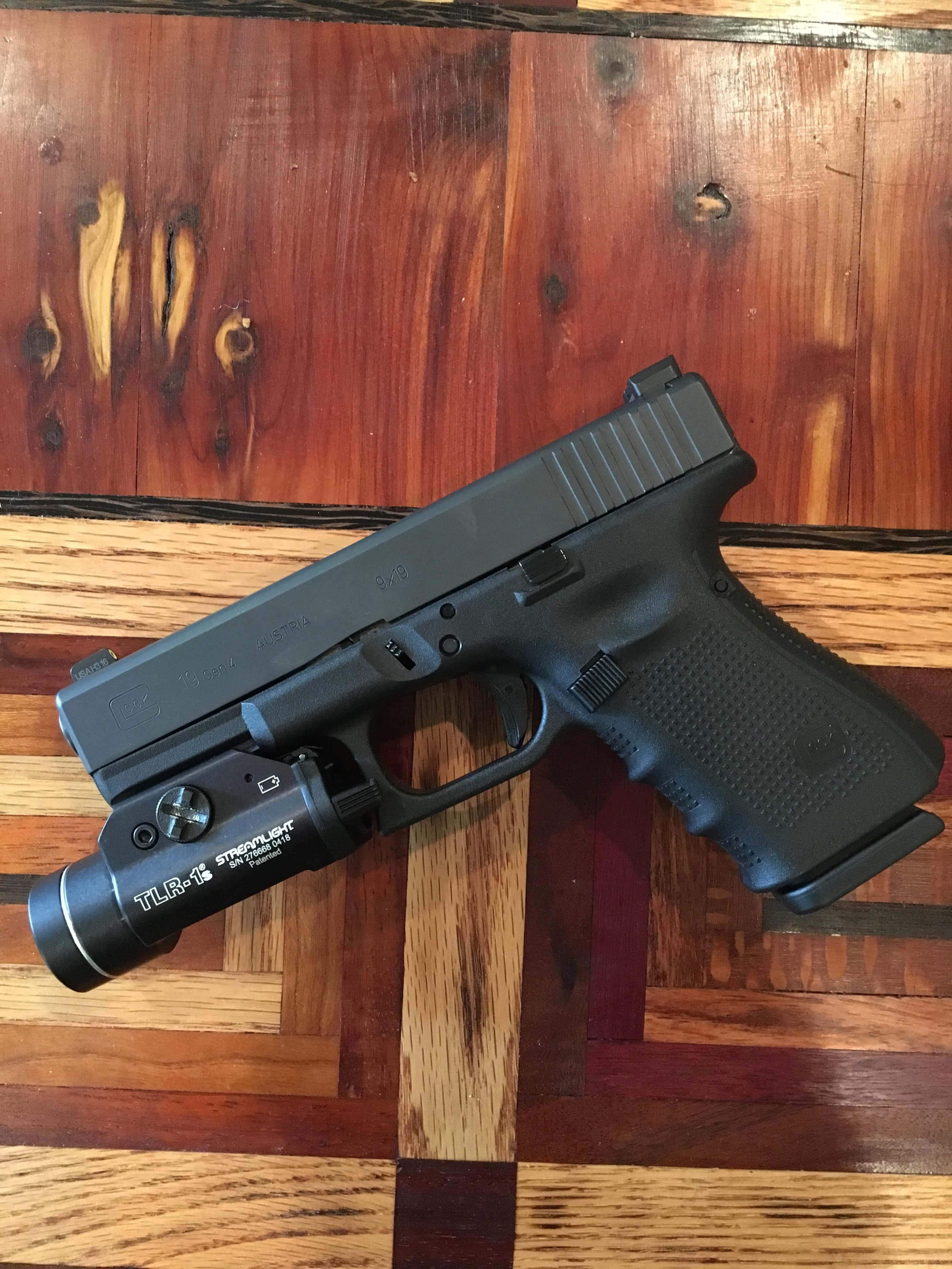 이 Glock 19는 사용 준비가 되어 있습니다. 배경화면