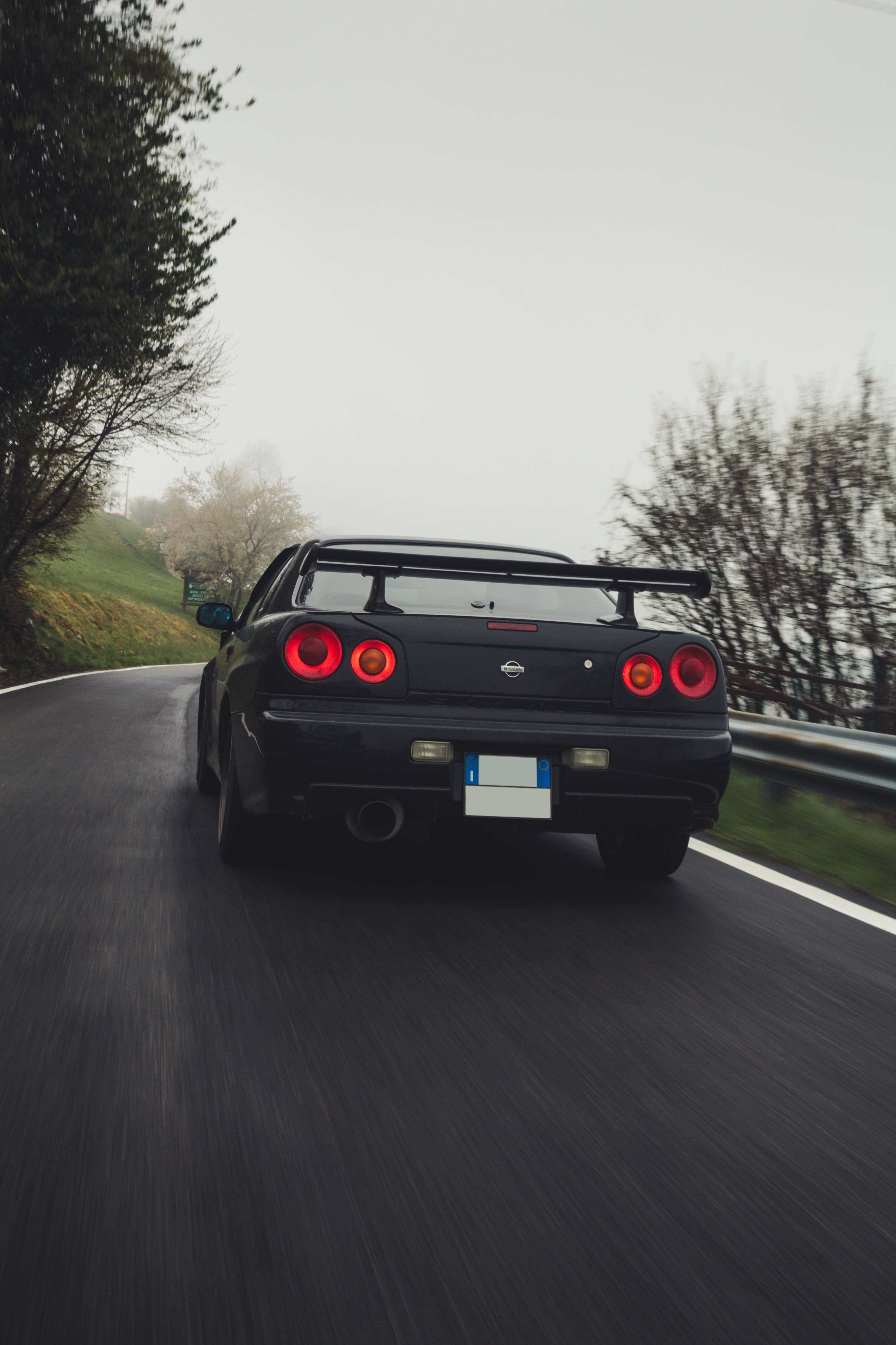 닛산 스카이라인 GTR R34 안개 낀 도로 배경화면