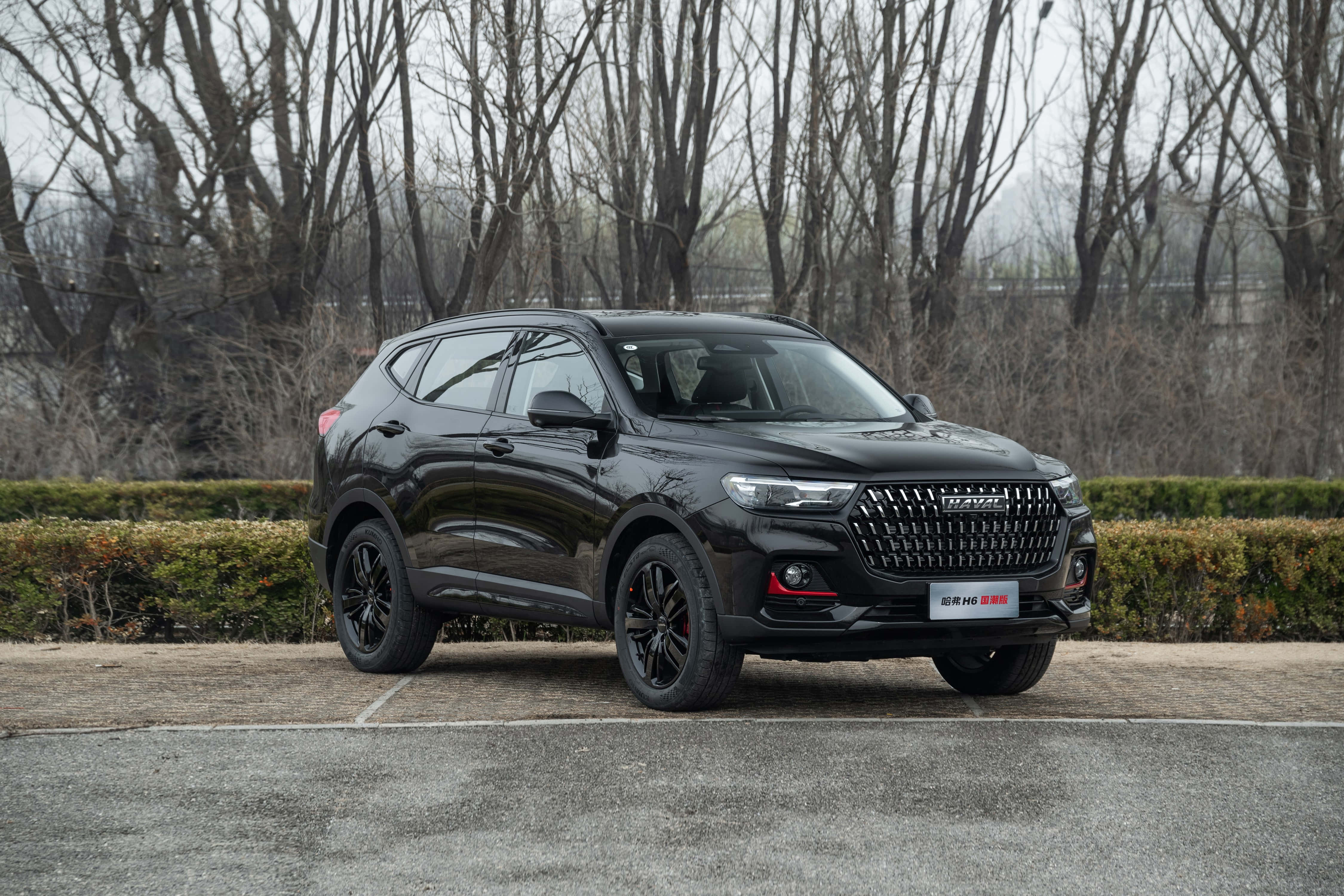 길을 달리는 Haval의 스타일리시한 SUV 배경화면