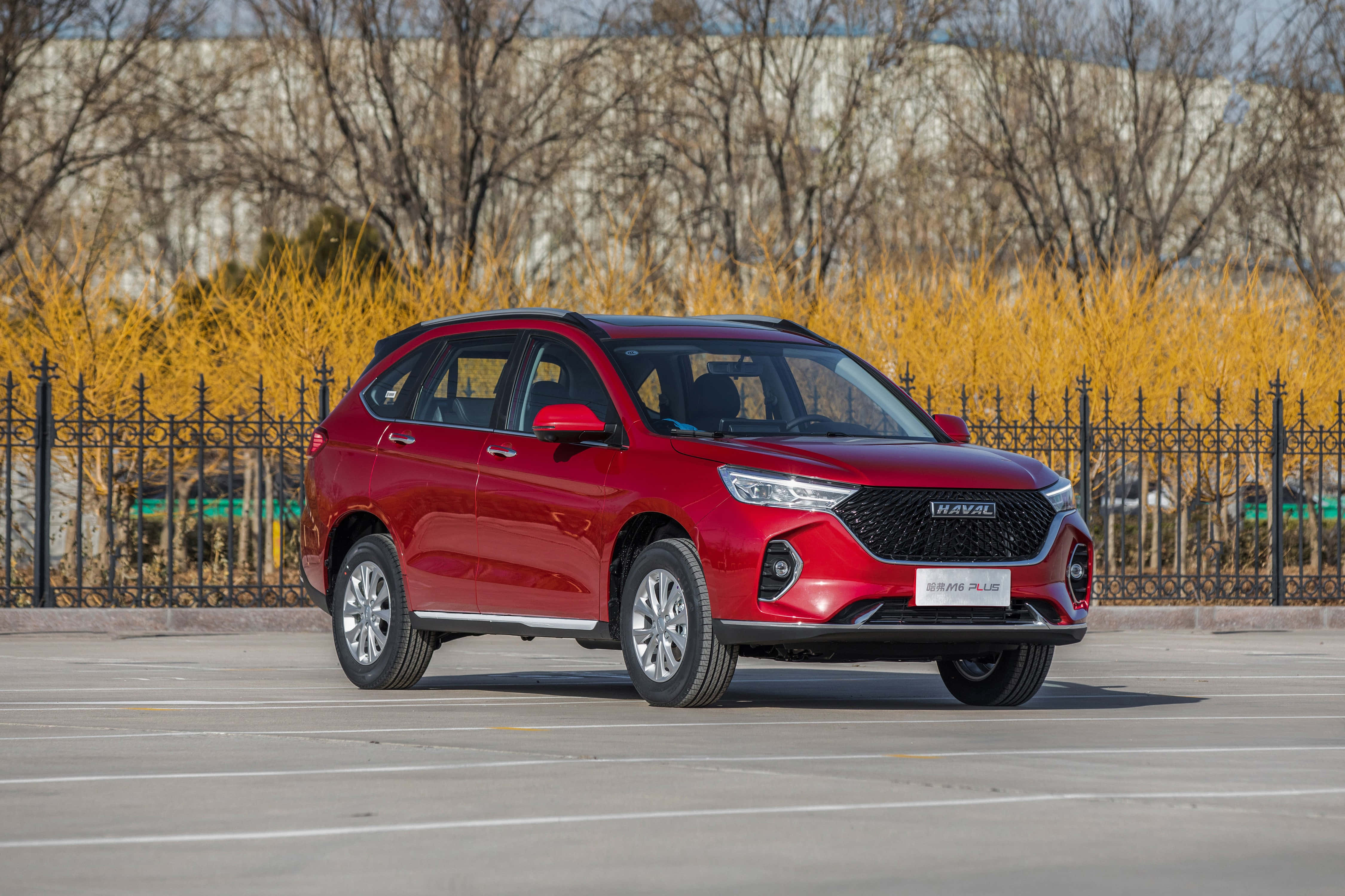 아름다운 산악 풍경을 달리는 Haval SUV 배경화면