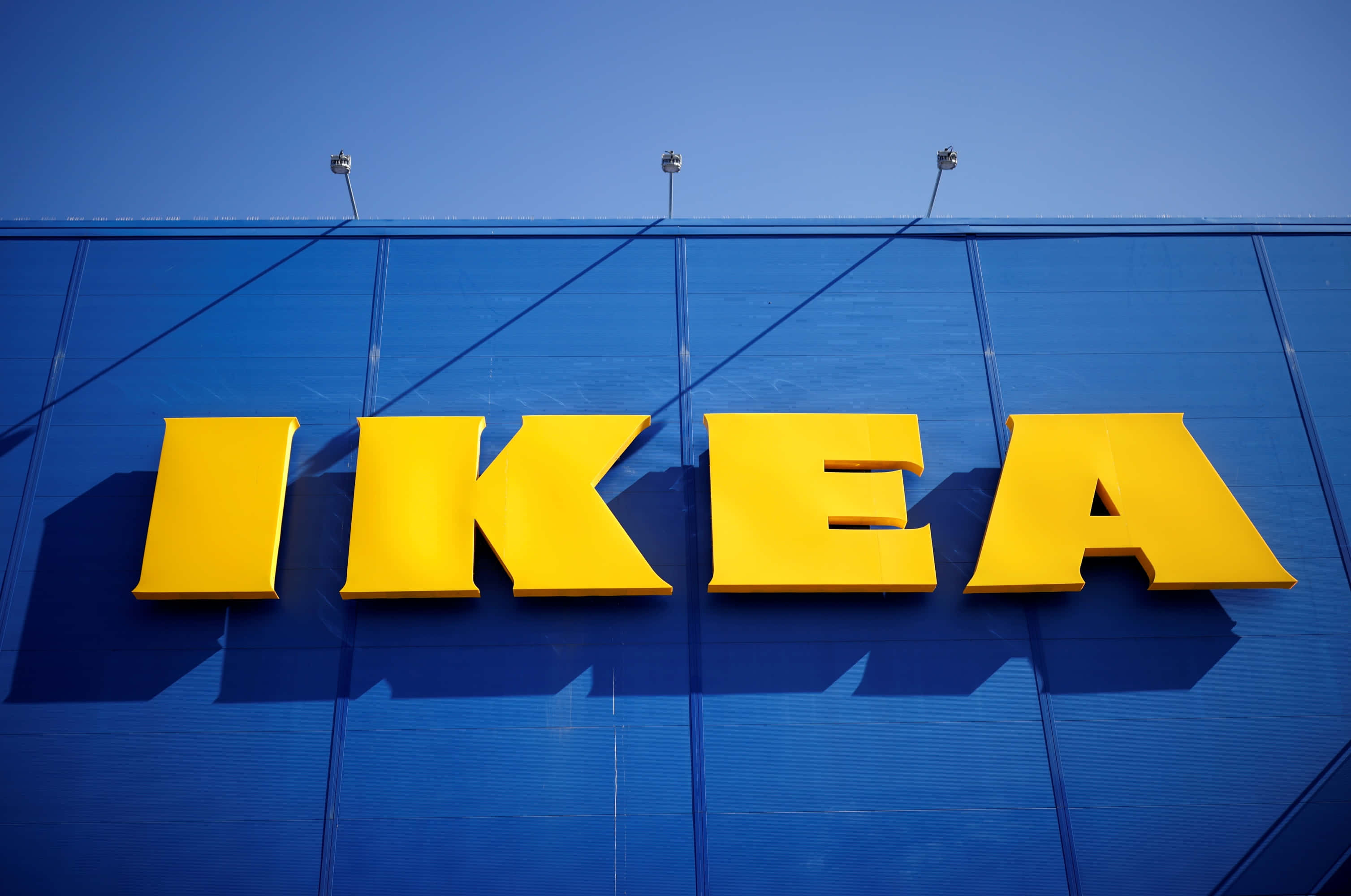 파란 건물에 있는 IKEA의 새 로고 배경화면