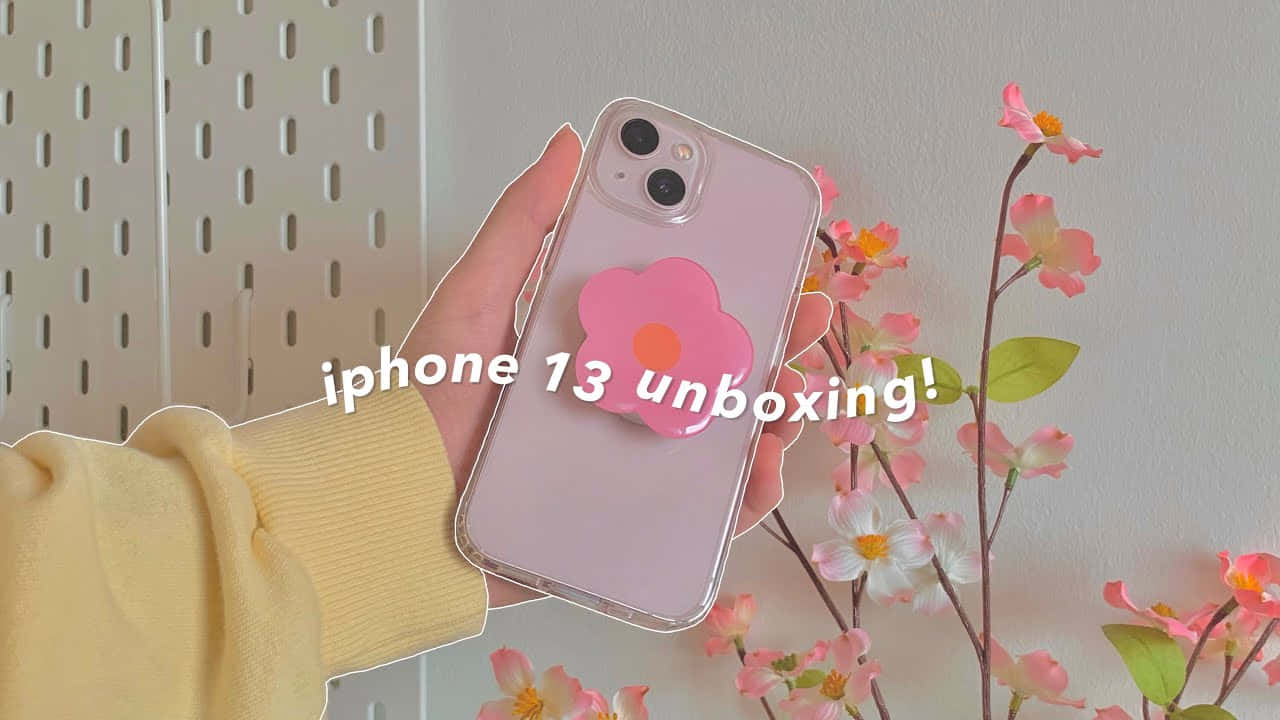 "세련되고 귀여운 iPhone과 함께 최신 소식을 놓치지 마세요!" 배경화면