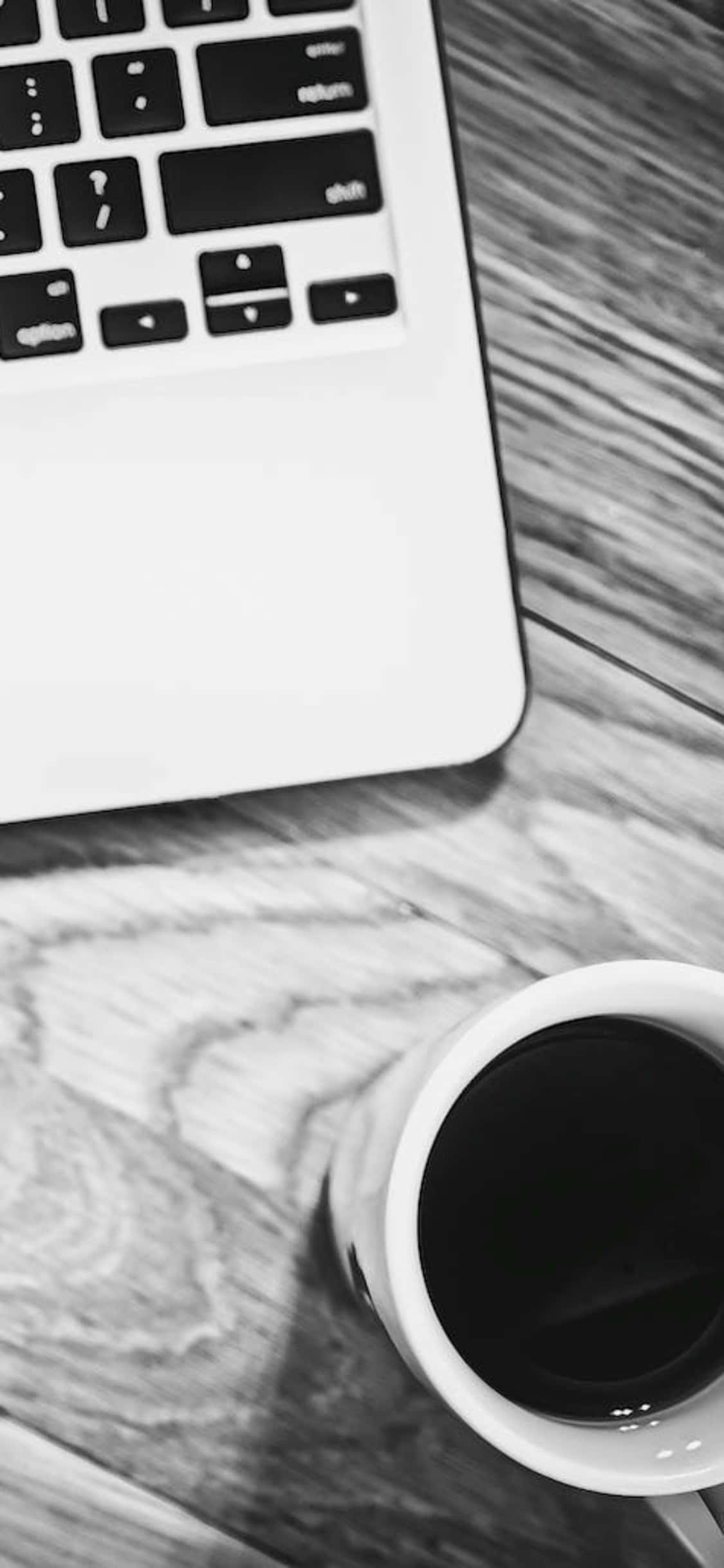 iPhone X 책상 배경화면 흑백 사진 컵과 노트북 배경화면