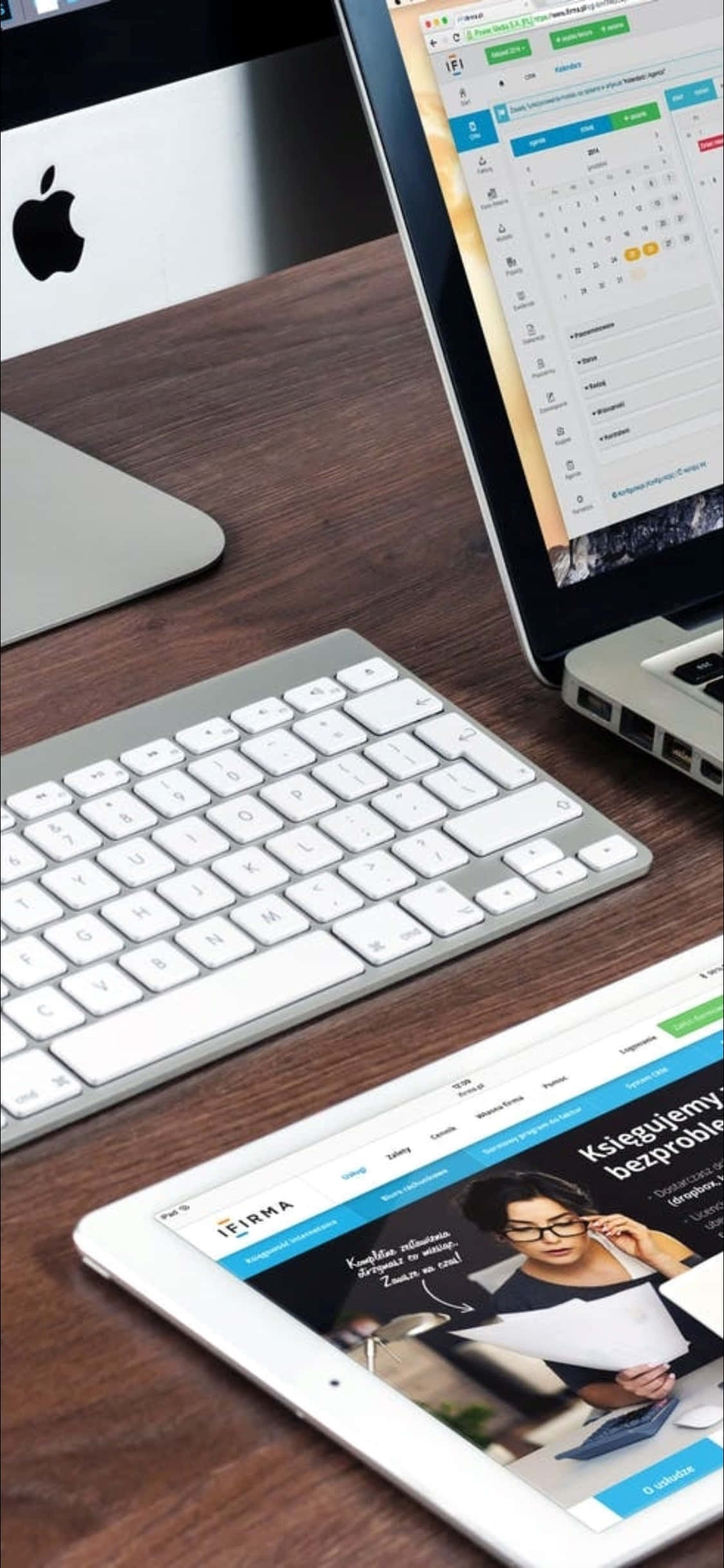 iPhone X 책상 배경 노트북과 키보드 배경화면