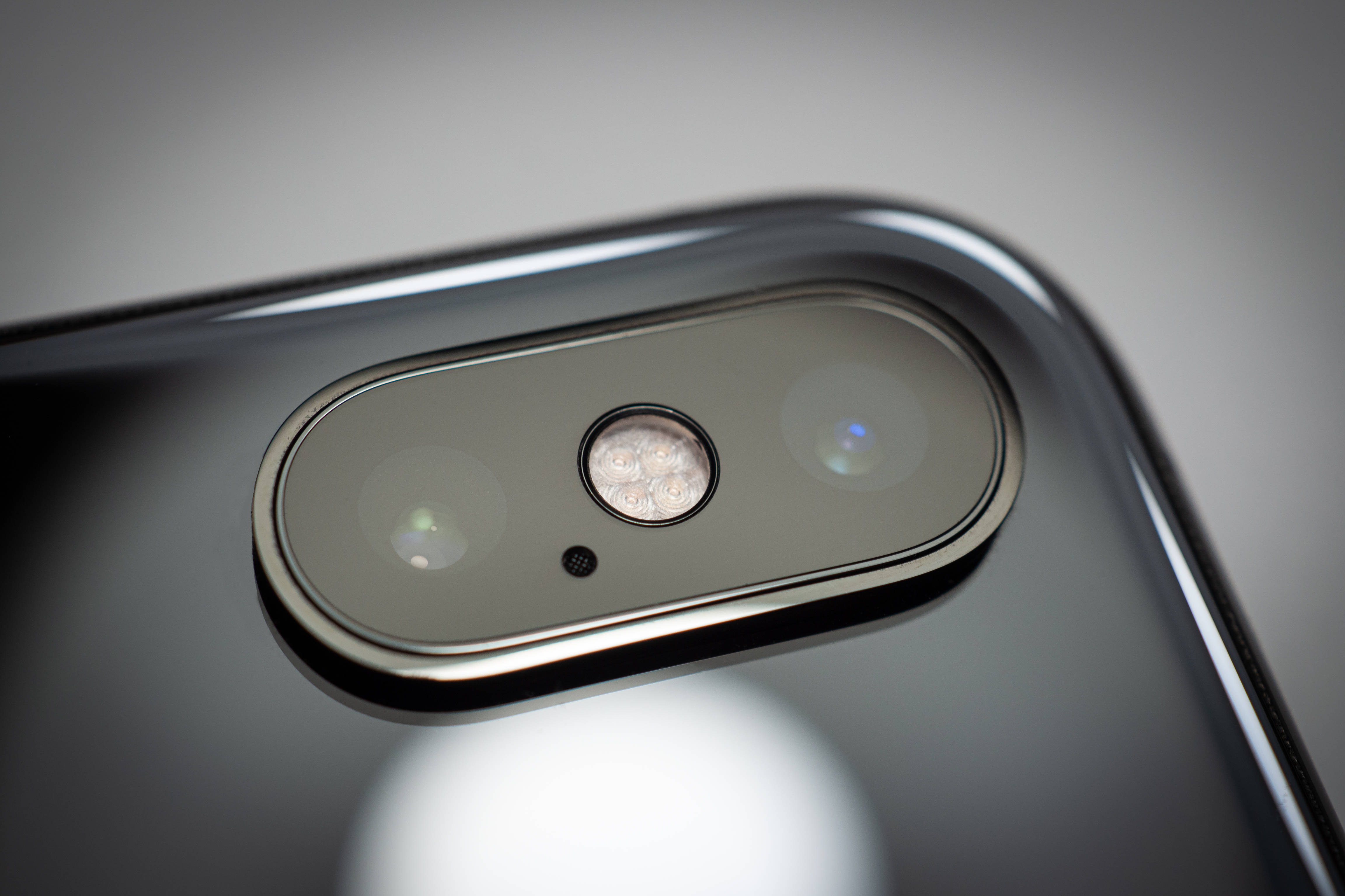 물속에 잠긴 iPhone Xs의 우아한 모습 배경화면