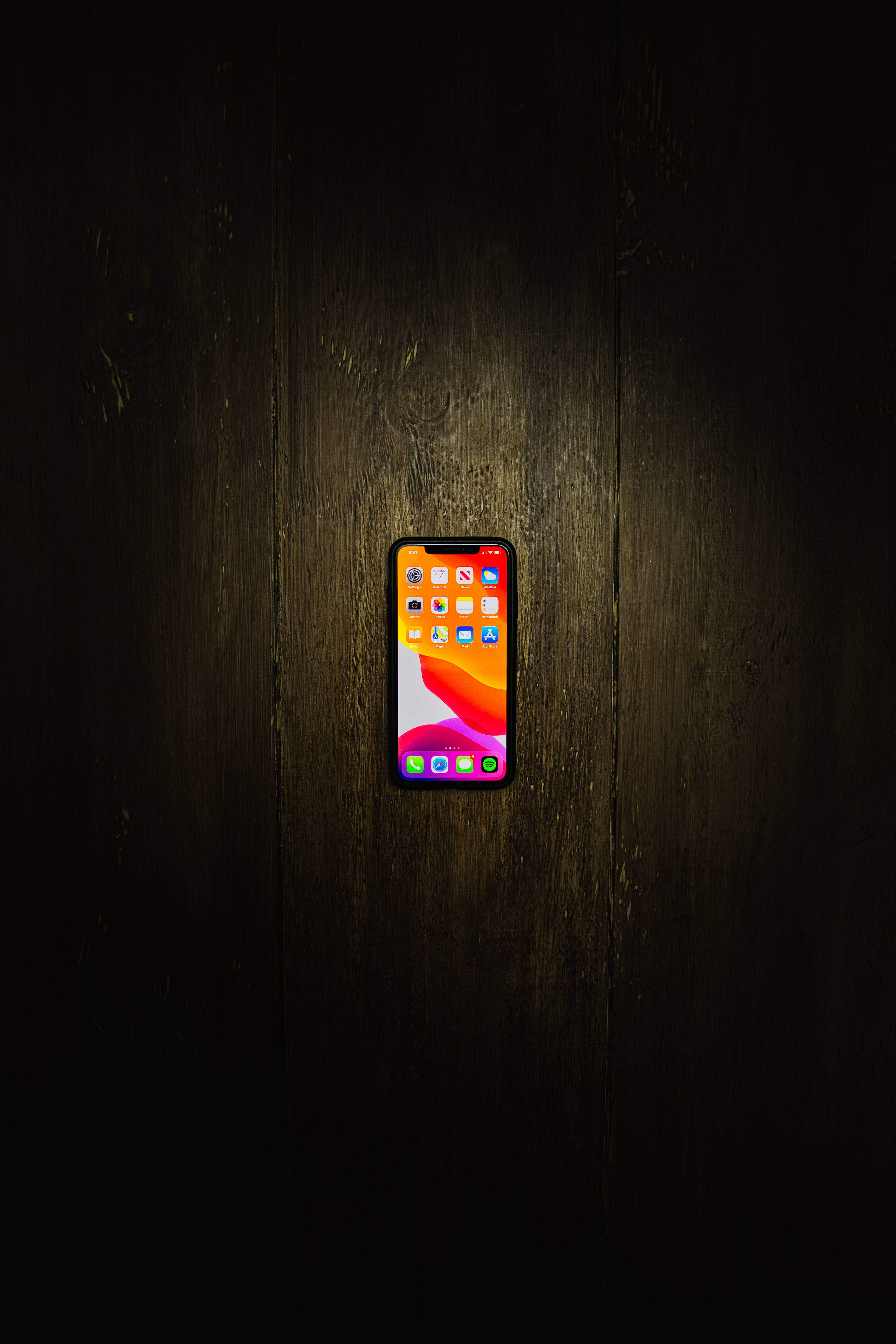 iPhone Xs Max 나무 바닥 위에 배경화면