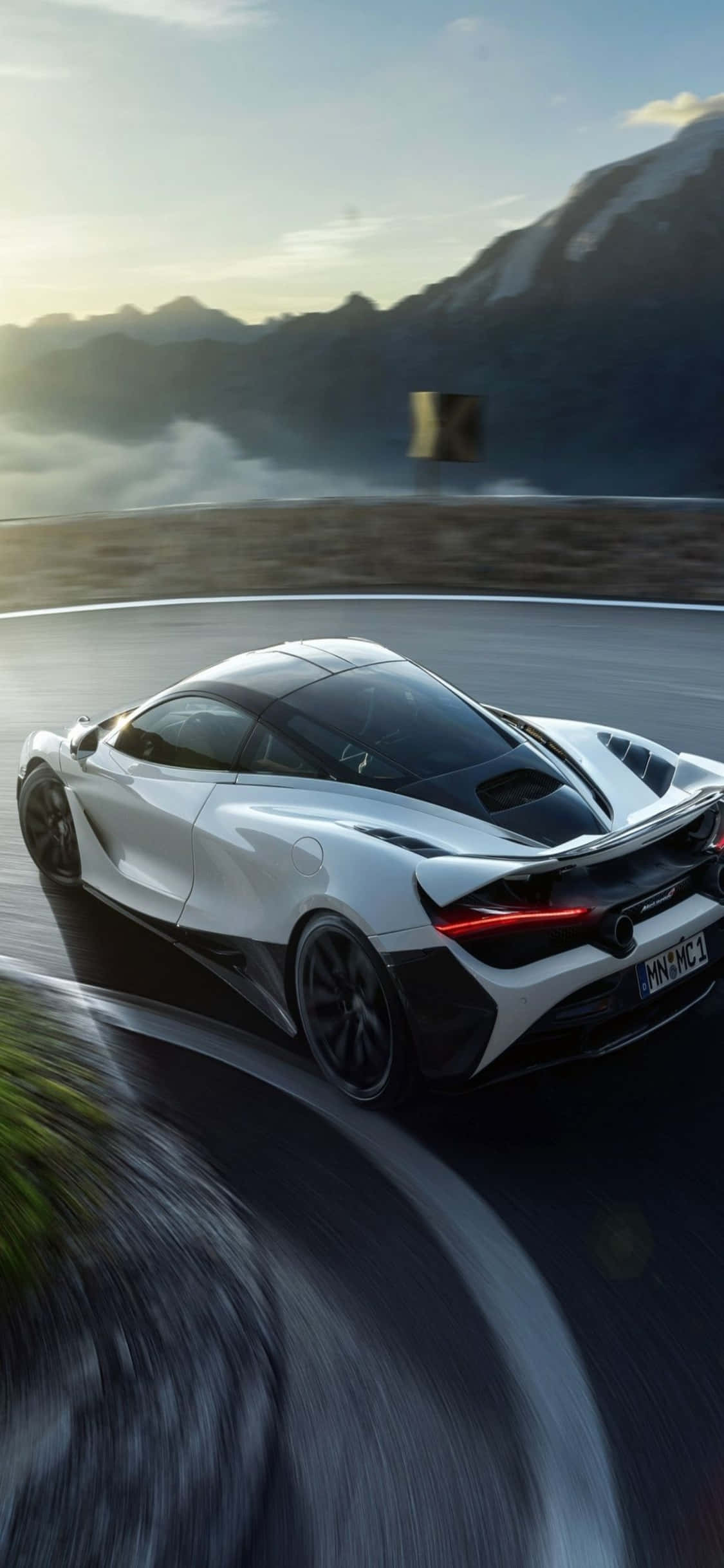 iPhone Xs & McLaren 720s로 삶을 업그레이드하세요 배경화면