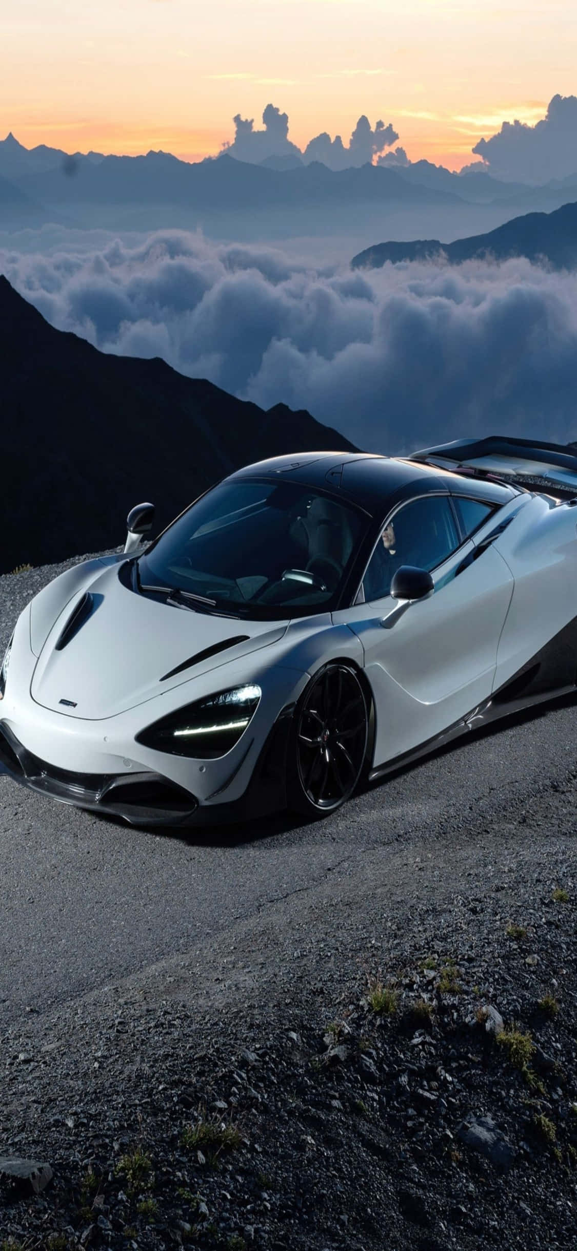 가장 빠른 기술의 조합 - iPhone XS와 McLaren 720s 배경화면