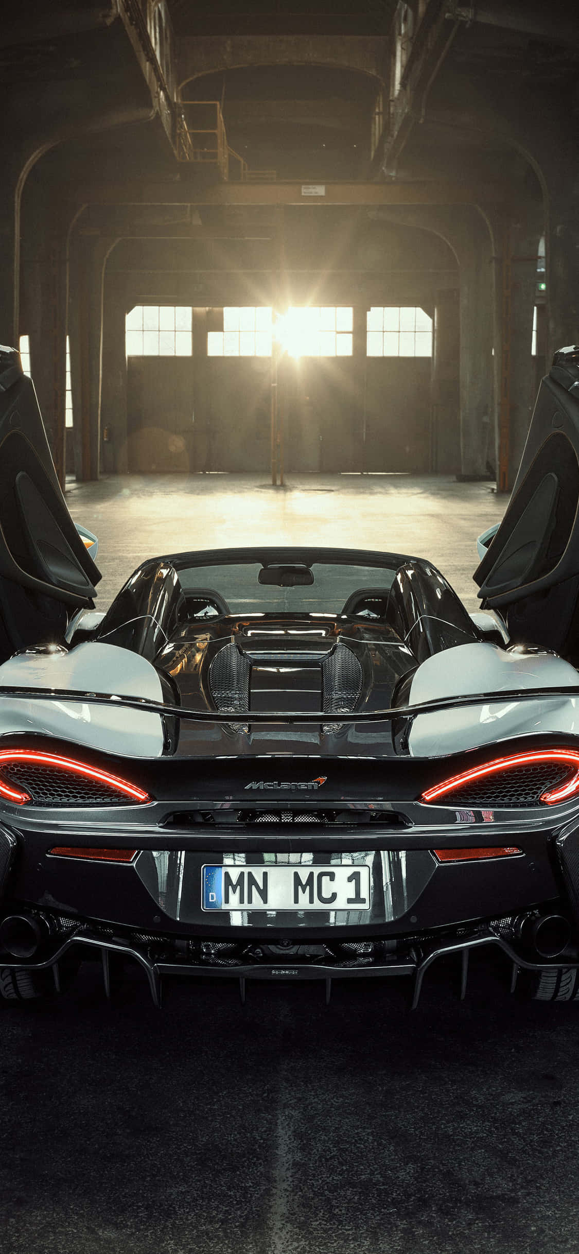 iPhone Xs, McLaren 720s 앞에서도 자연스럽게 어울리다 배경화면