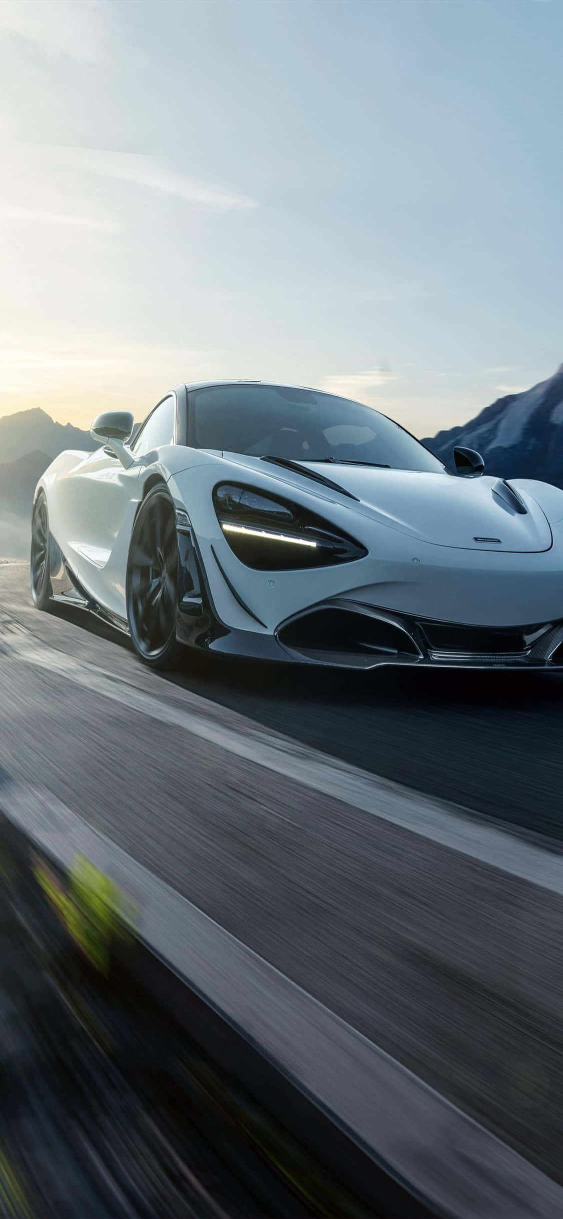 iPhone XS와 McLaren 720S로 스타일리시한 드라이브를 배경화면