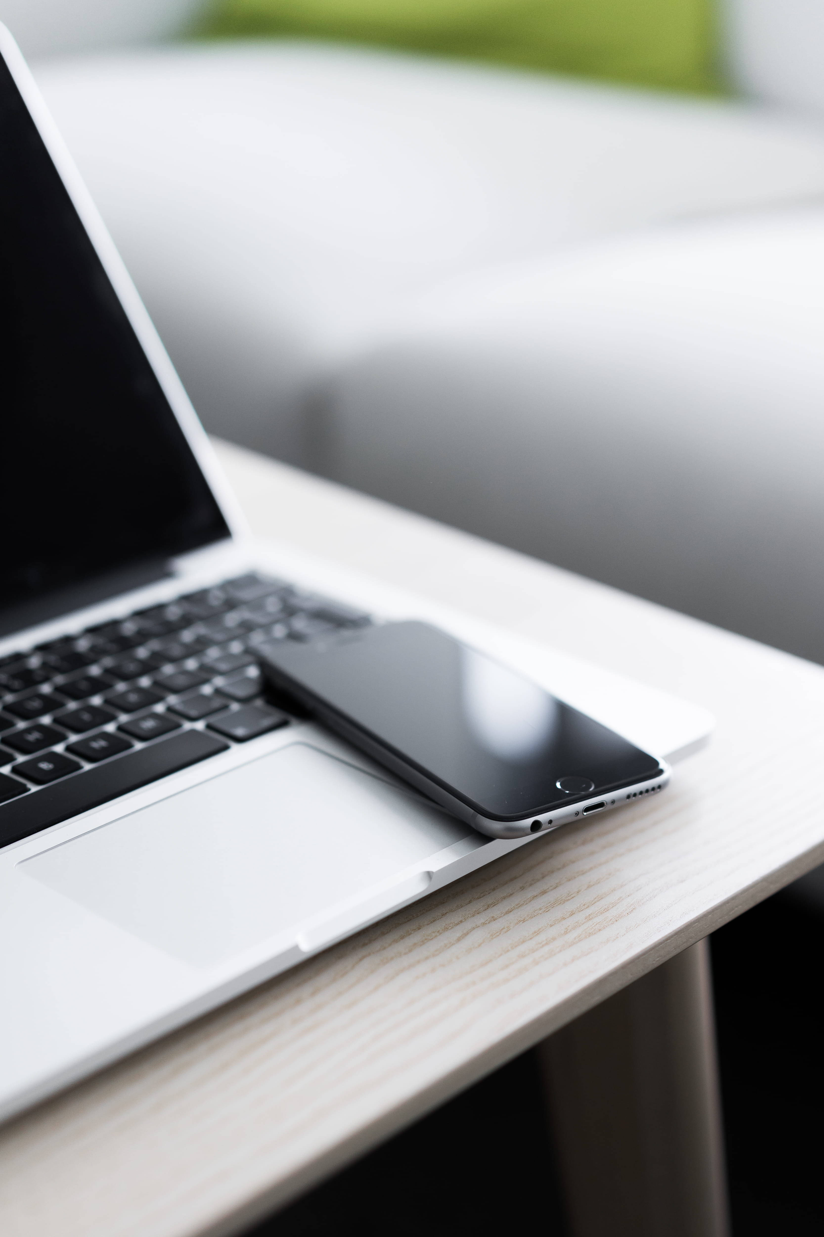 iPhone 책상 위 MacBook 배경화면
