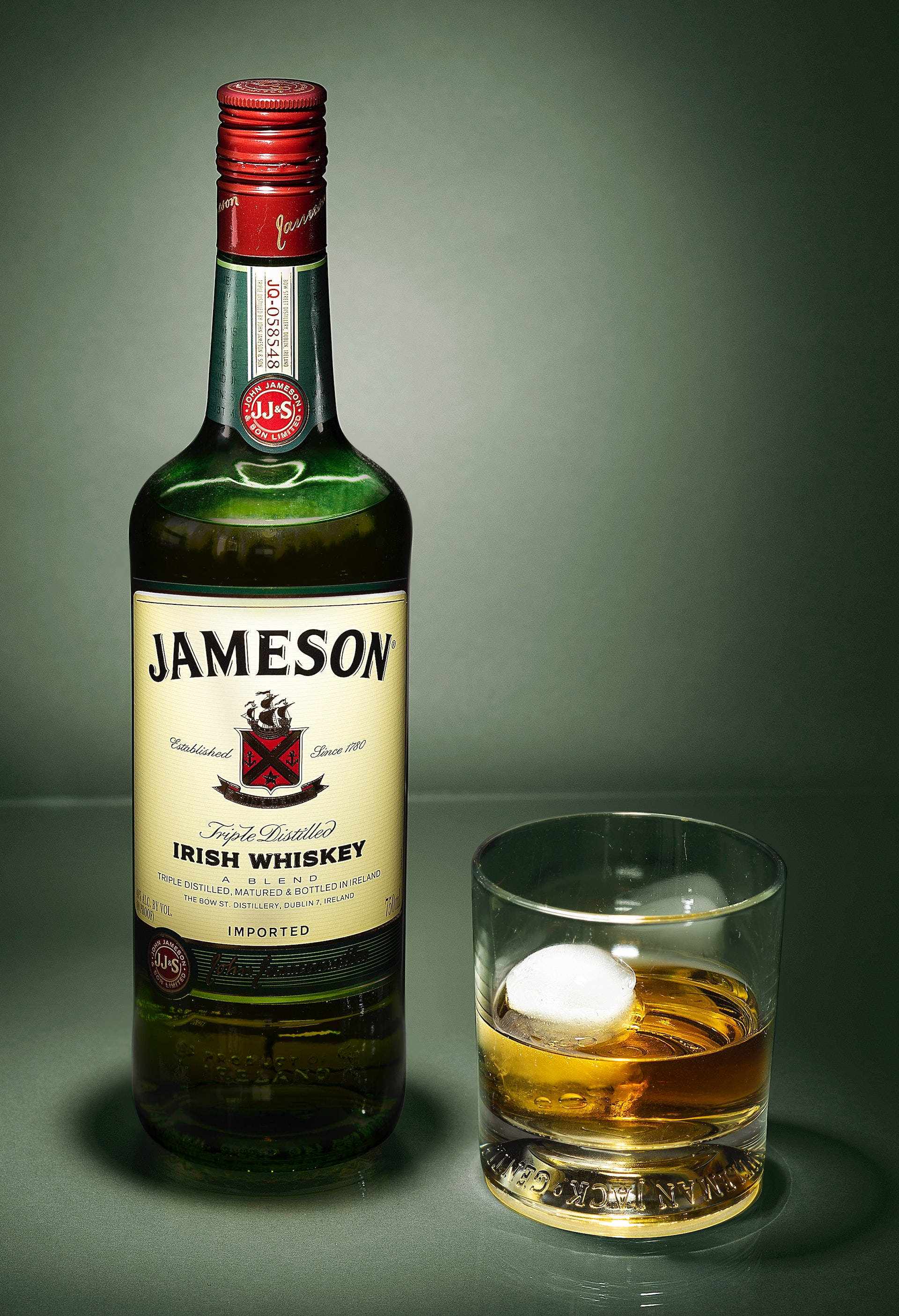 Jameson 위스키 병과 잔 배경화면