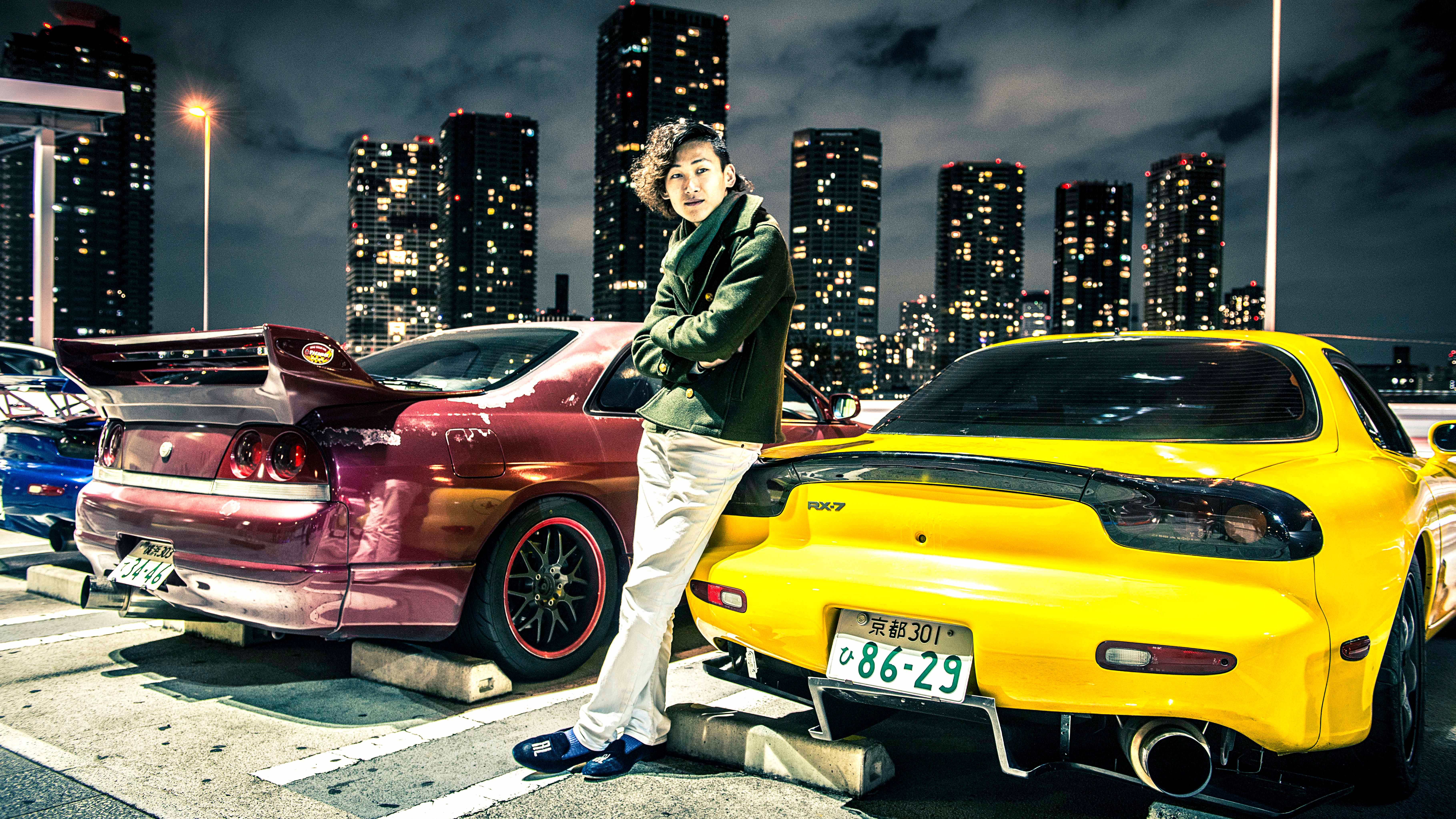 은빛 JDM 자동차가 도로를 달리는 세련된 모습 배경화면