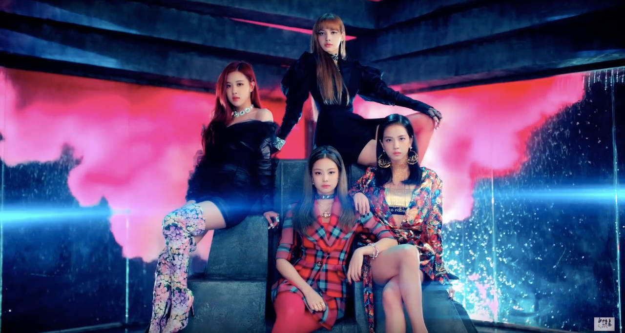 이미지: K팝 그룹 블랙핑크 멤버들이 '뚜두뚜두' MV 속에 배경화면