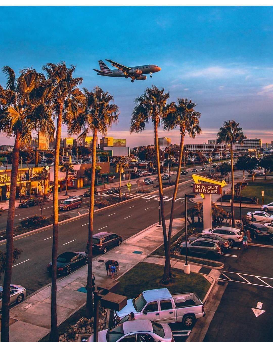 로스앤젤레스 국제공항(LAX) 위의 석양 배경화면