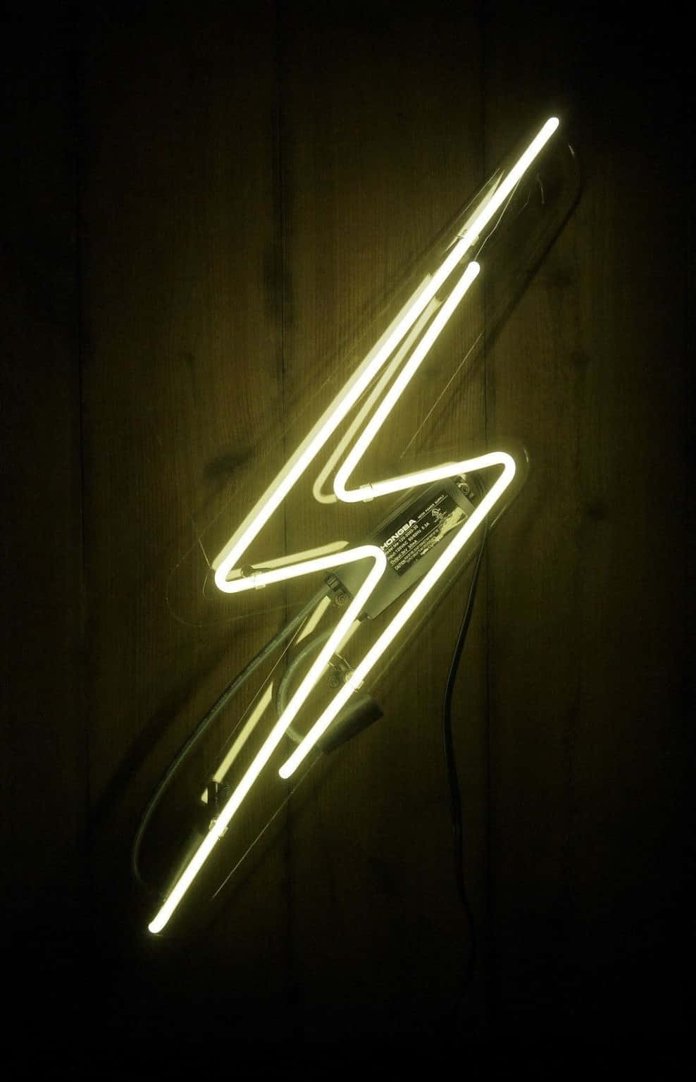 새로운 Lightning Bolt iPhone으로 iPhone을 번개처럼 빠르게 충전하세요! 배경화면