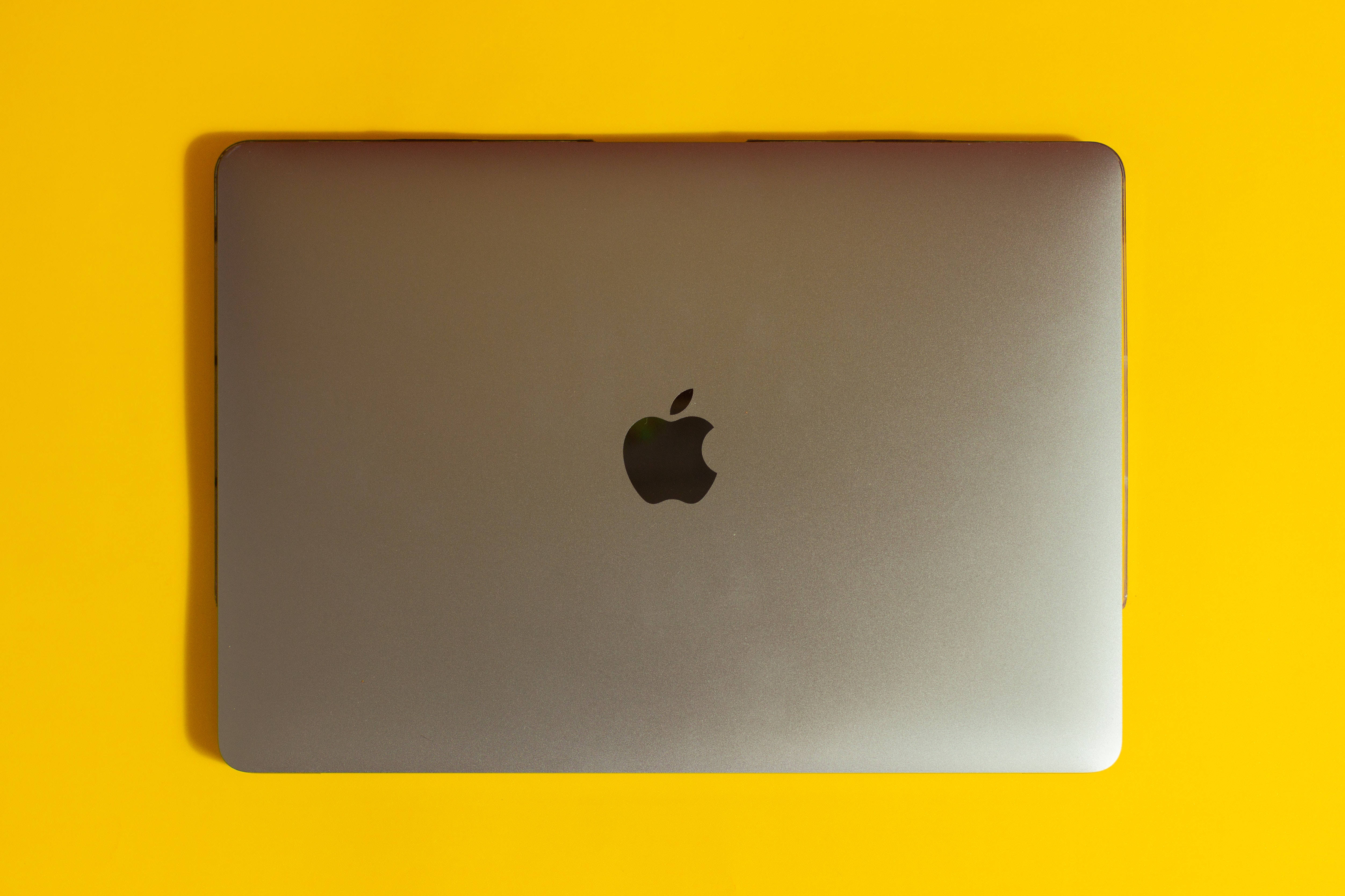 미니멀리스트 Mac 작업 공간, 우아함의 터치 배경화면