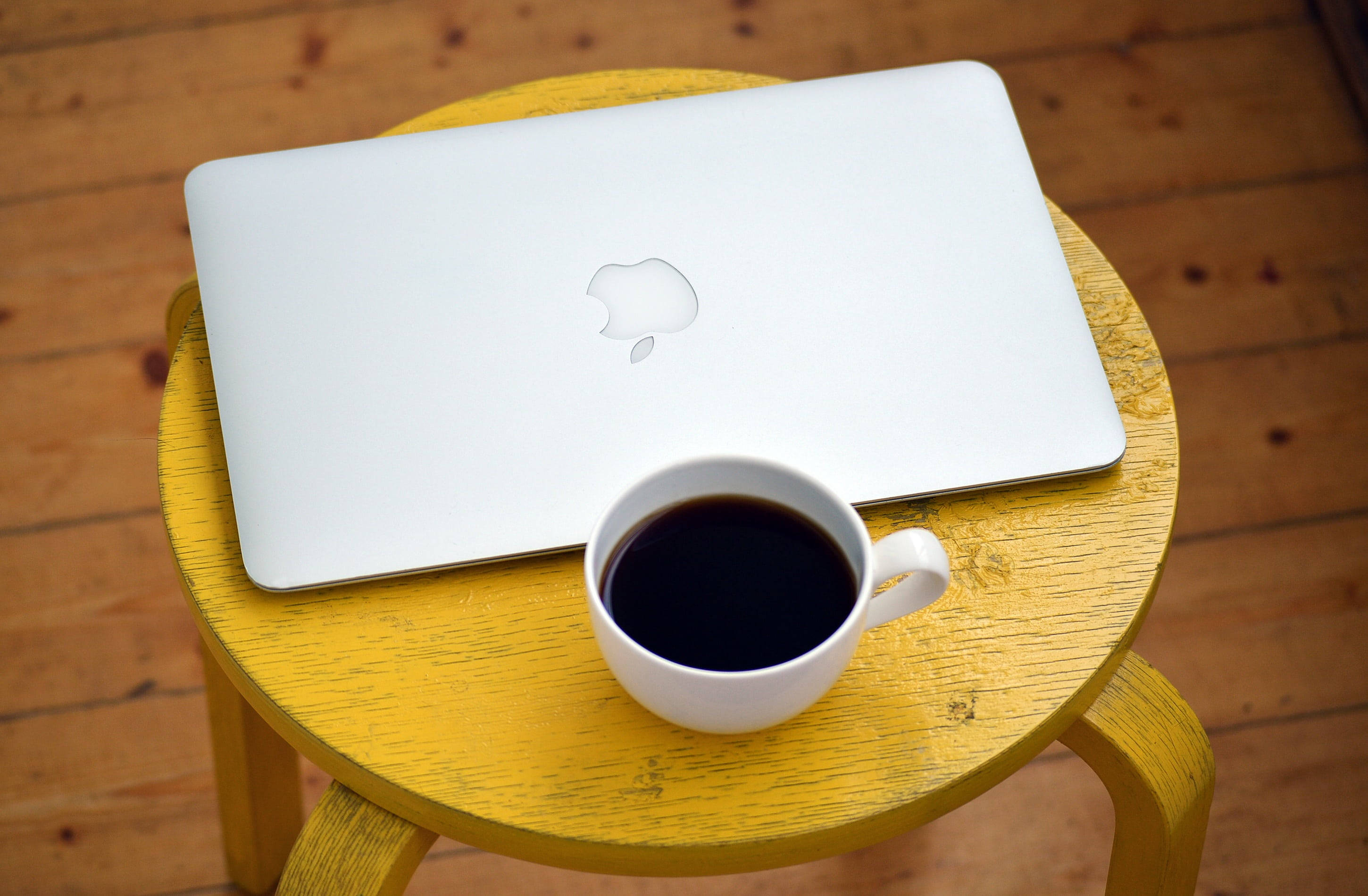 커피와 MacBook Air 배경화면