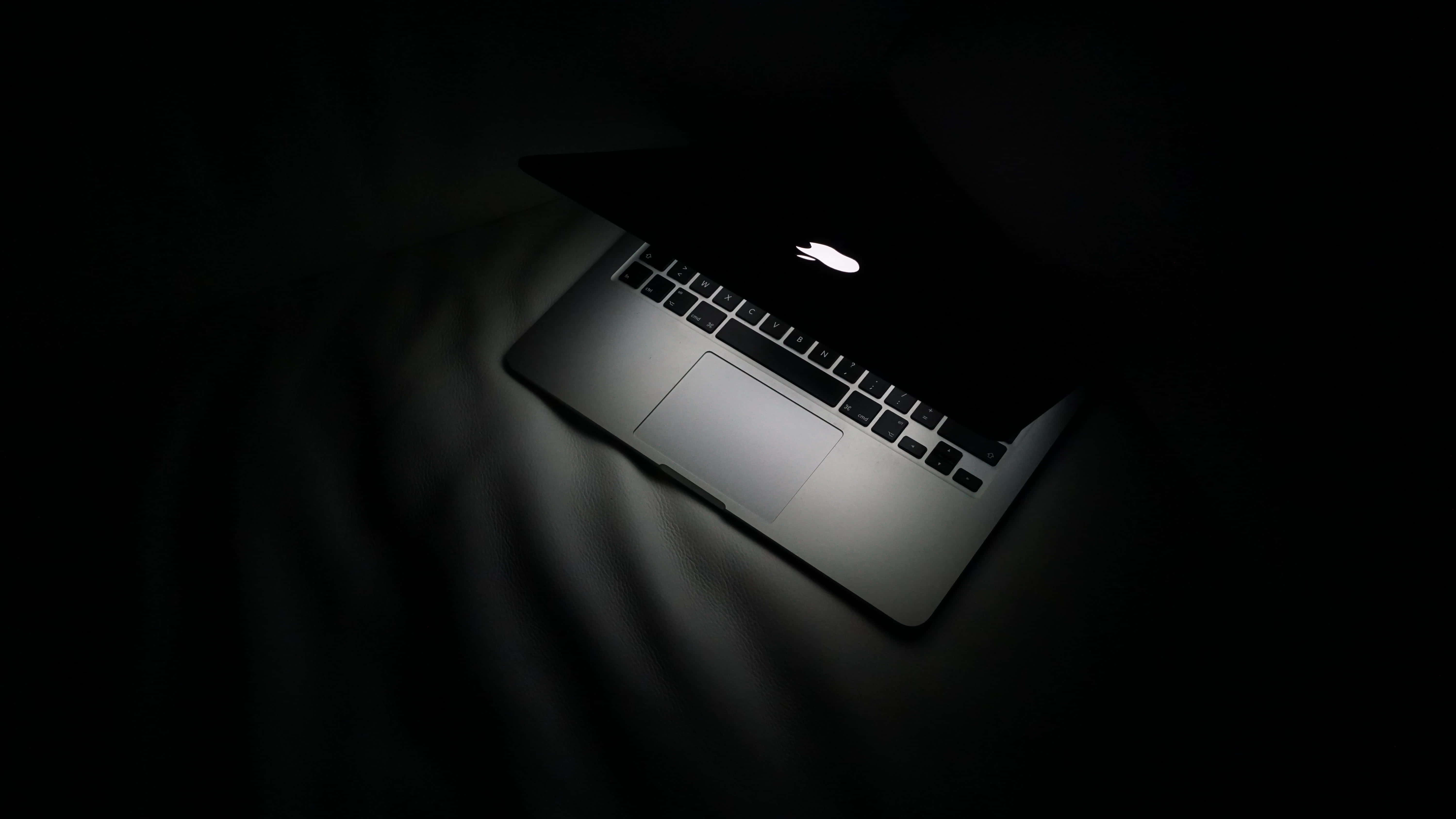 감성적인 Macbook - 혁신적인 스타일링이 돋보이는 우아한 디자인 배경화면