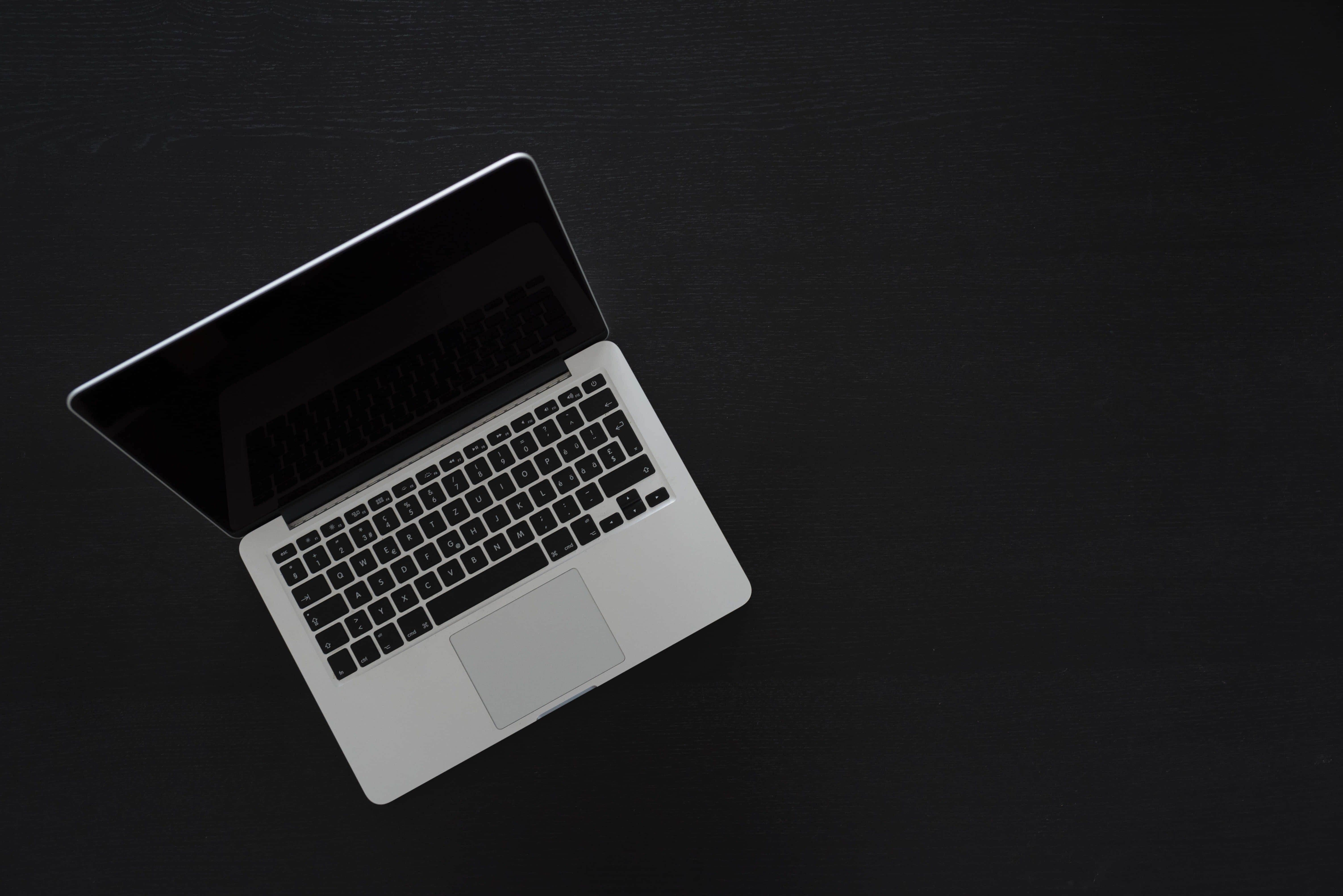 매력적인 미적 MacBook 셋업 배경화면