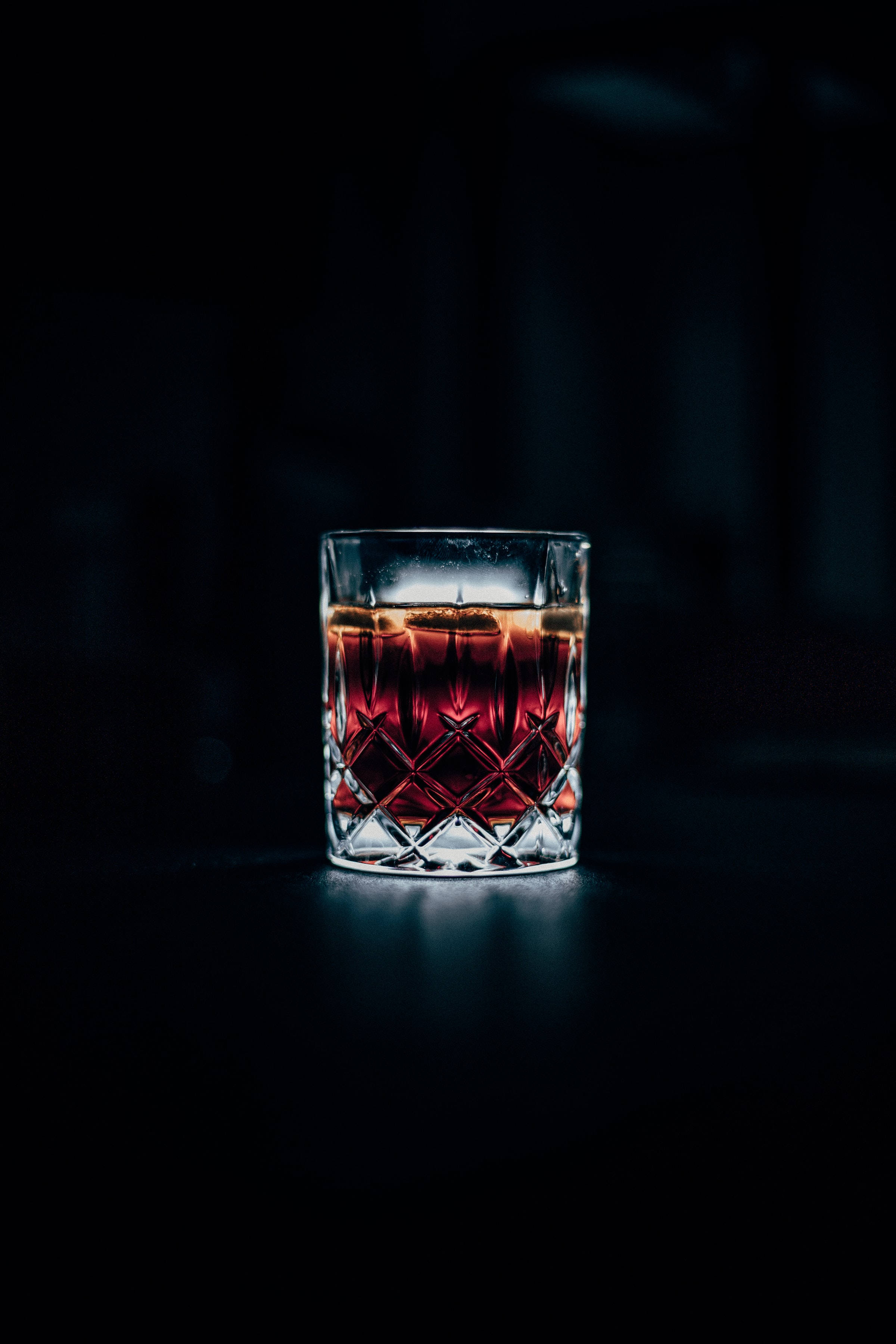 Minimalist Glass Of Whiskey 배경화면