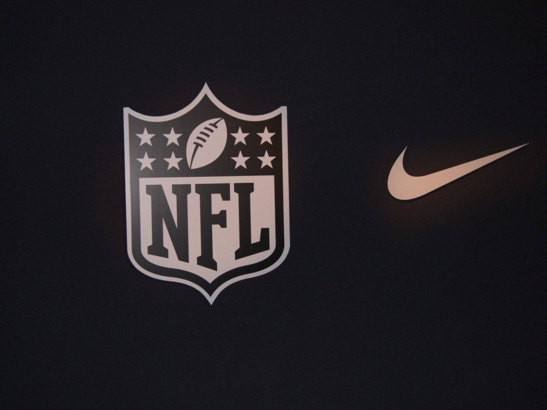 NFL 풋볼 및 나이키 로고 배경화면