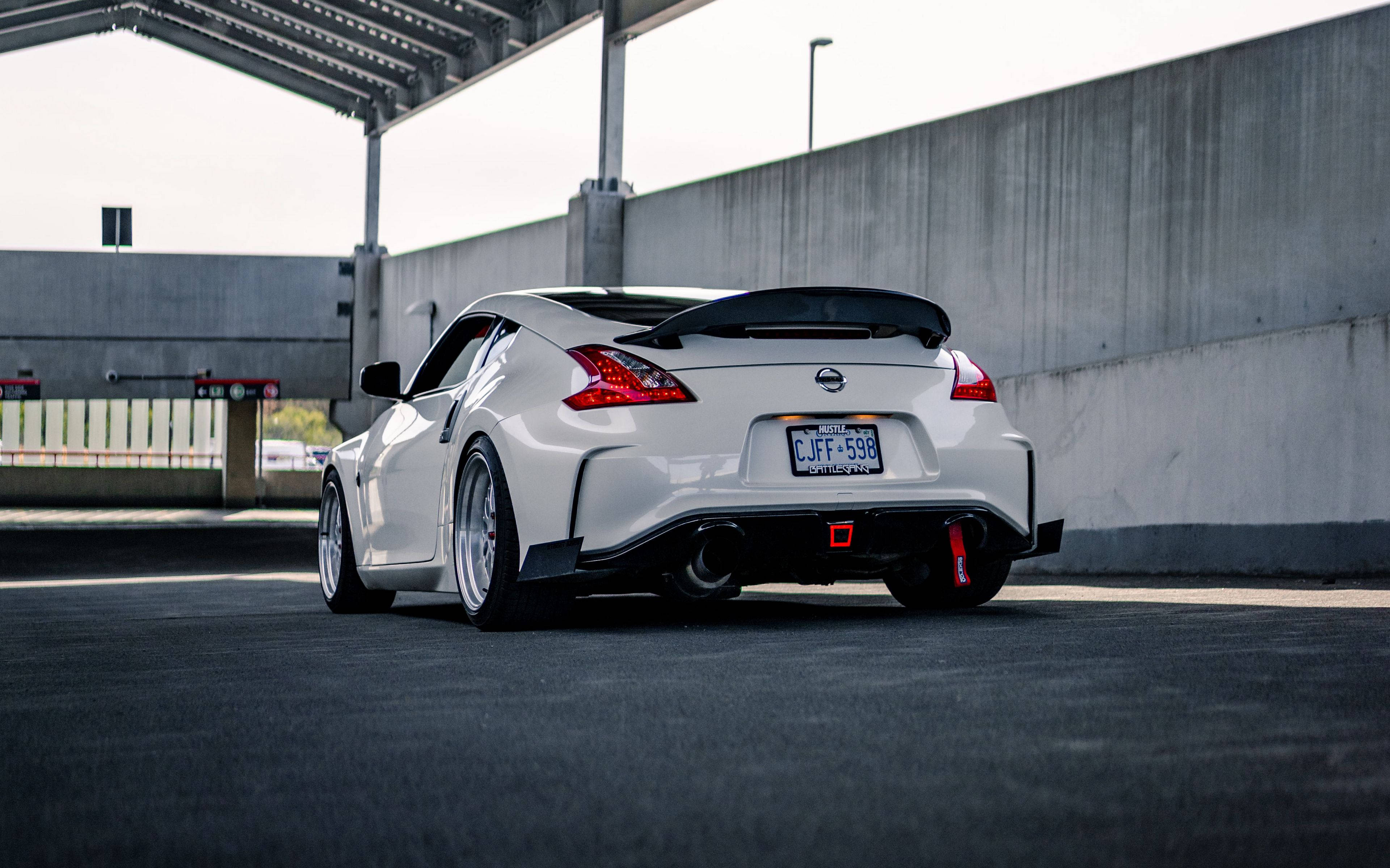 Nissan 370Z 실내 주차장 배경화면