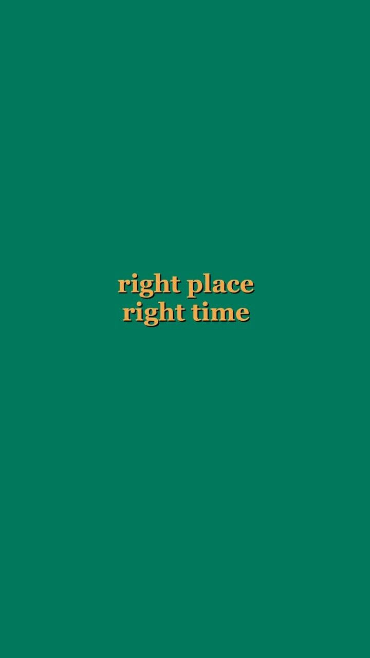 Right Place Right Time 인용구 심플 그린 배경화면
