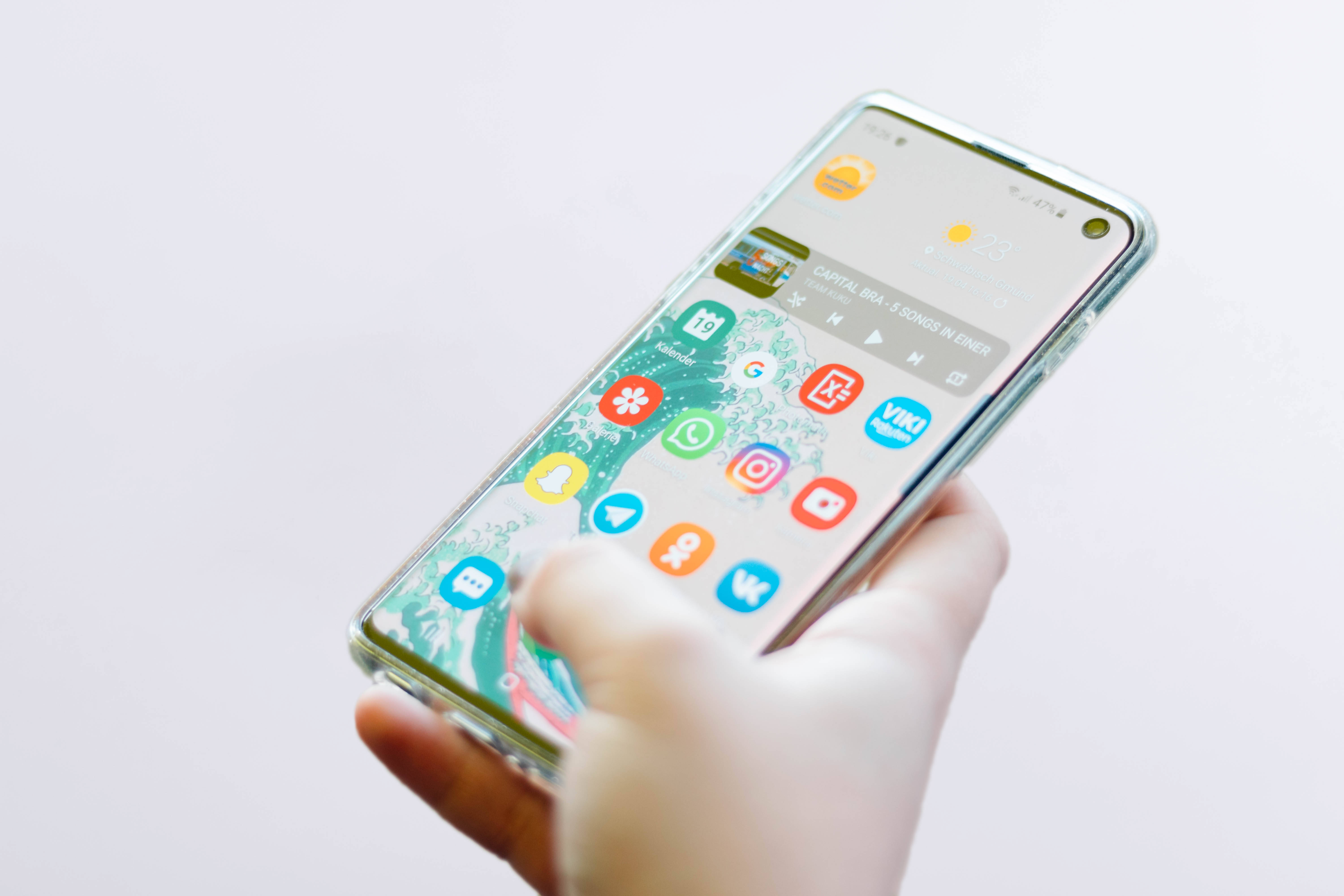 밝은 조명 아래 세련된 삼성 갤럭시 S10 배경화면