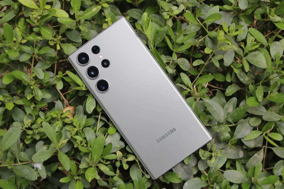 삼성 S23 울트라와 녹색 잎사귀 배경 배경화면