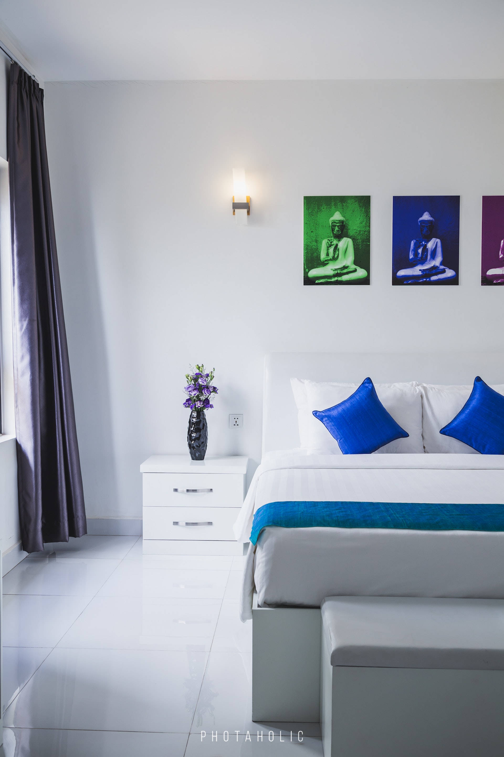 Serene White Bedroom with Blue Accent Pillows 배경화면
