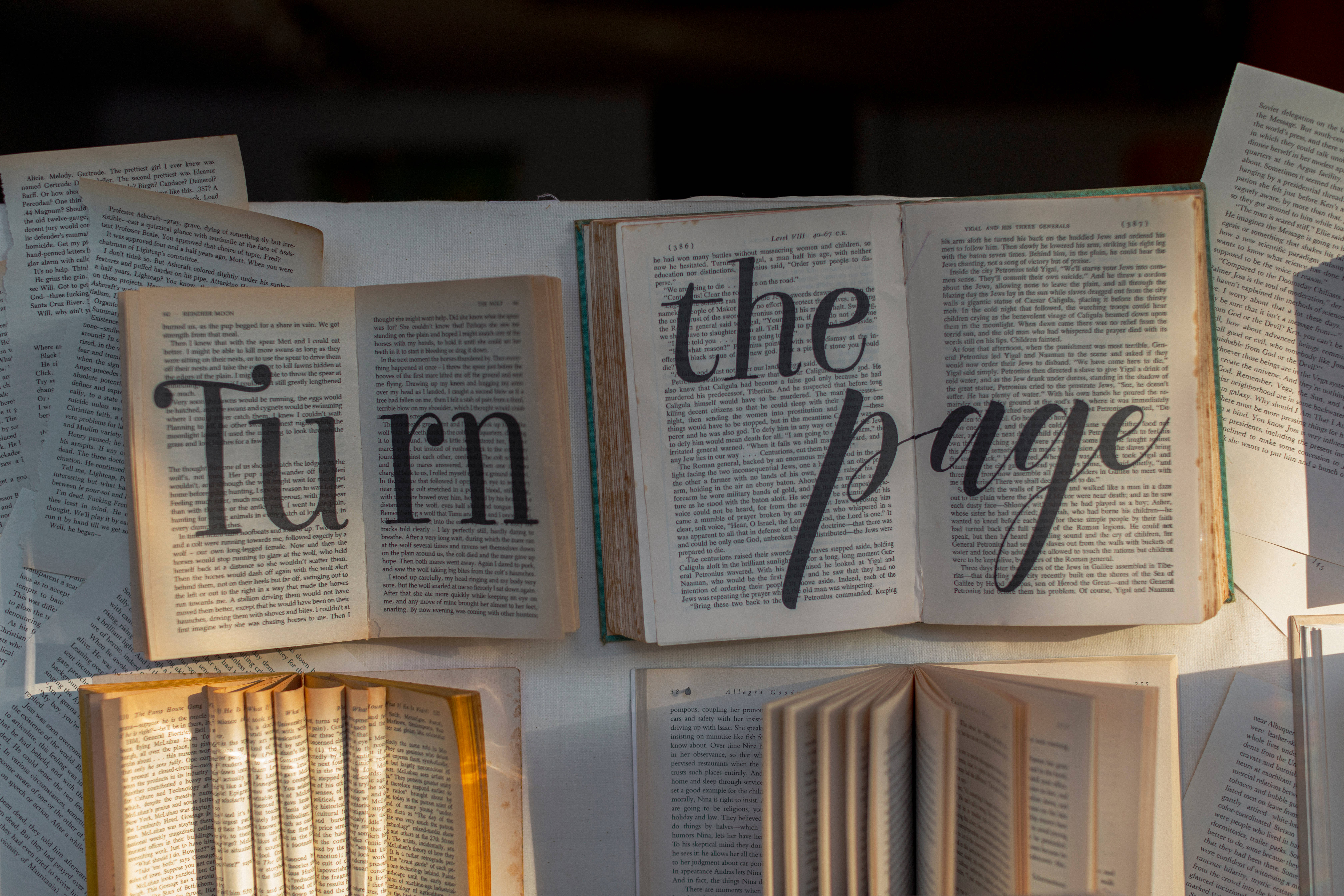 Turn The Page 북 에스테틱 배경화면