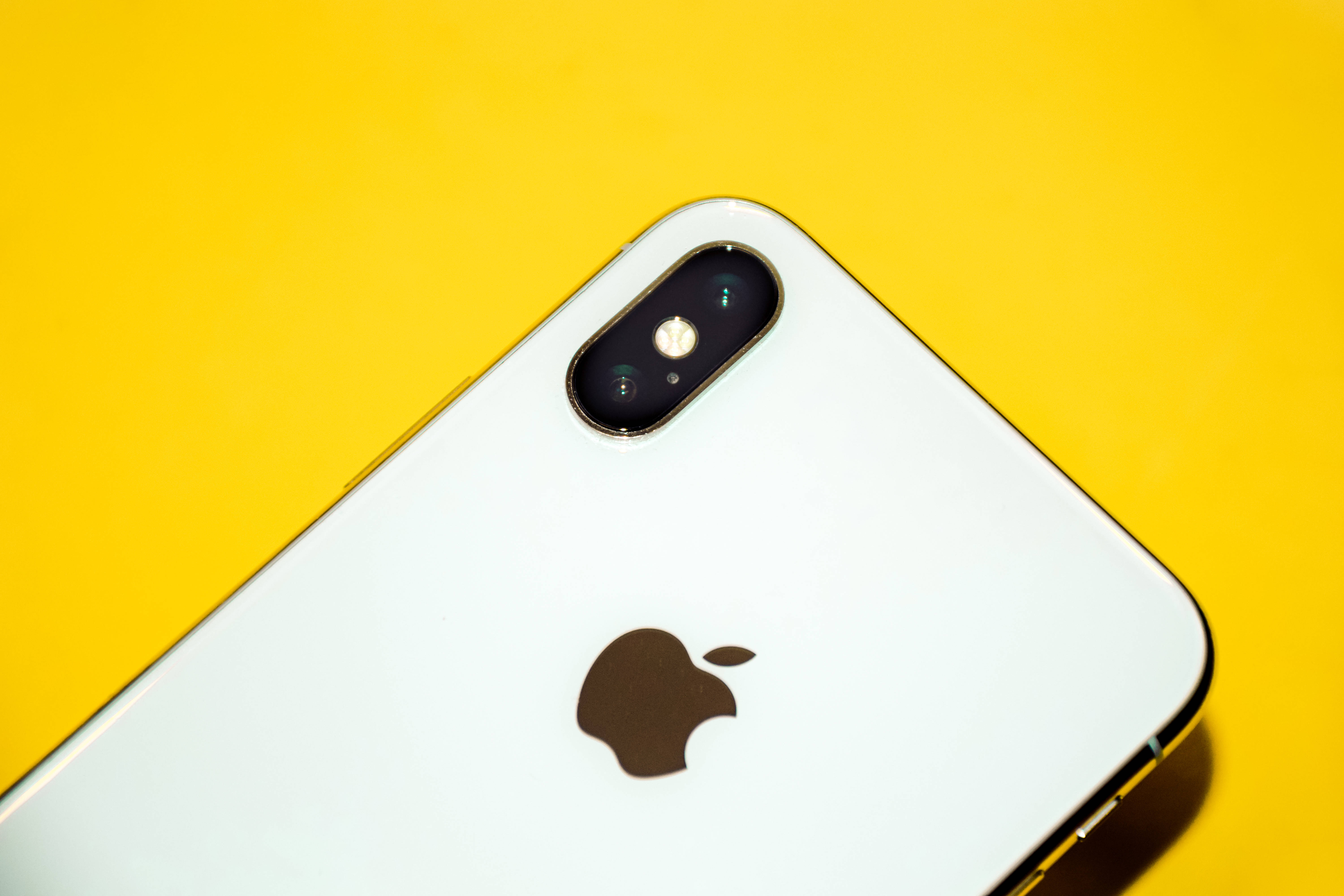 노란색 위의 아이폰 Xs Max 배경화면