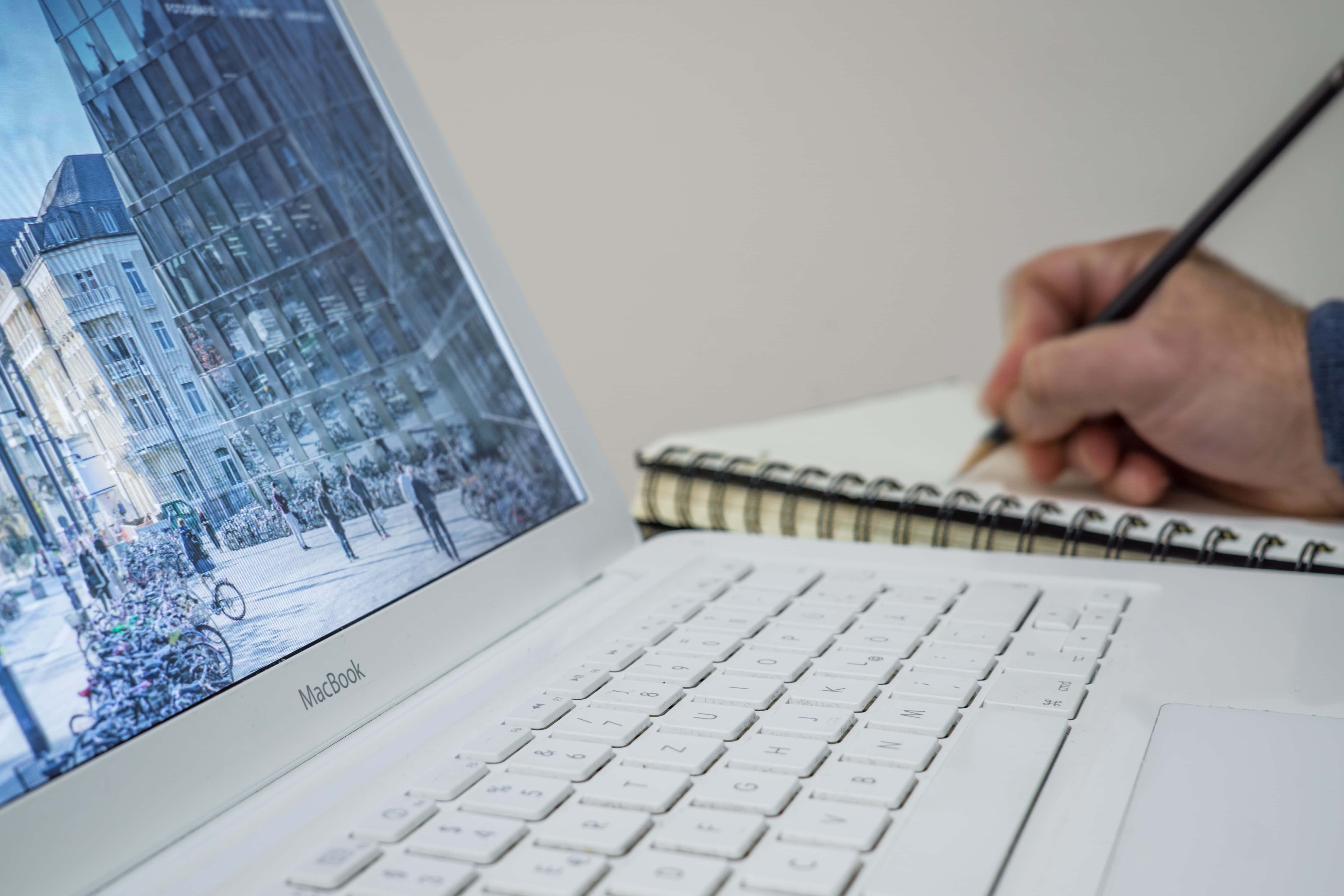 감성적인 Macbook, 세련되고 현대적인 기술 제품 배경화면