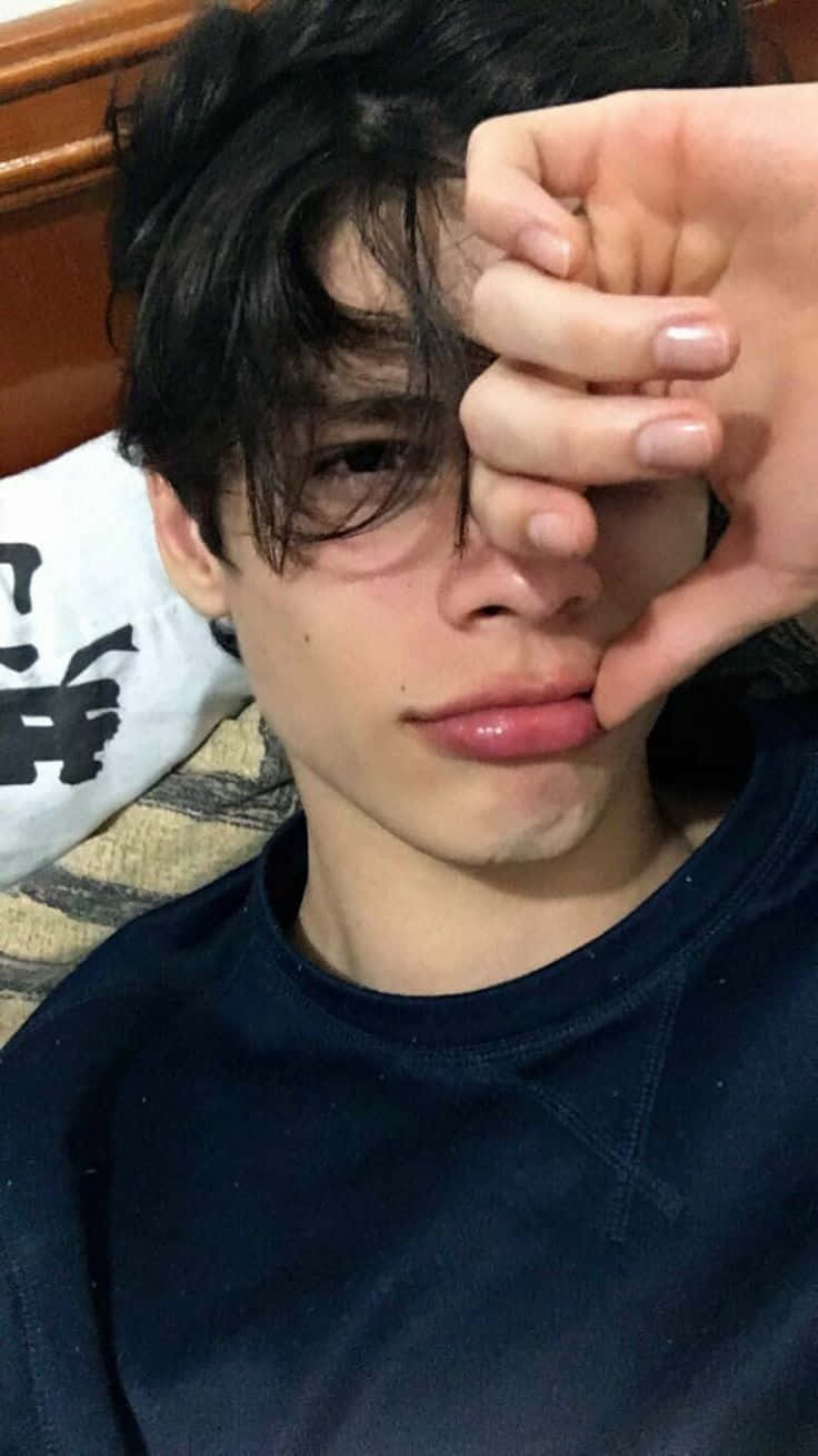 감성적인 소년, 완벽한 사진을 위해 포즈를 취하다 배경화면