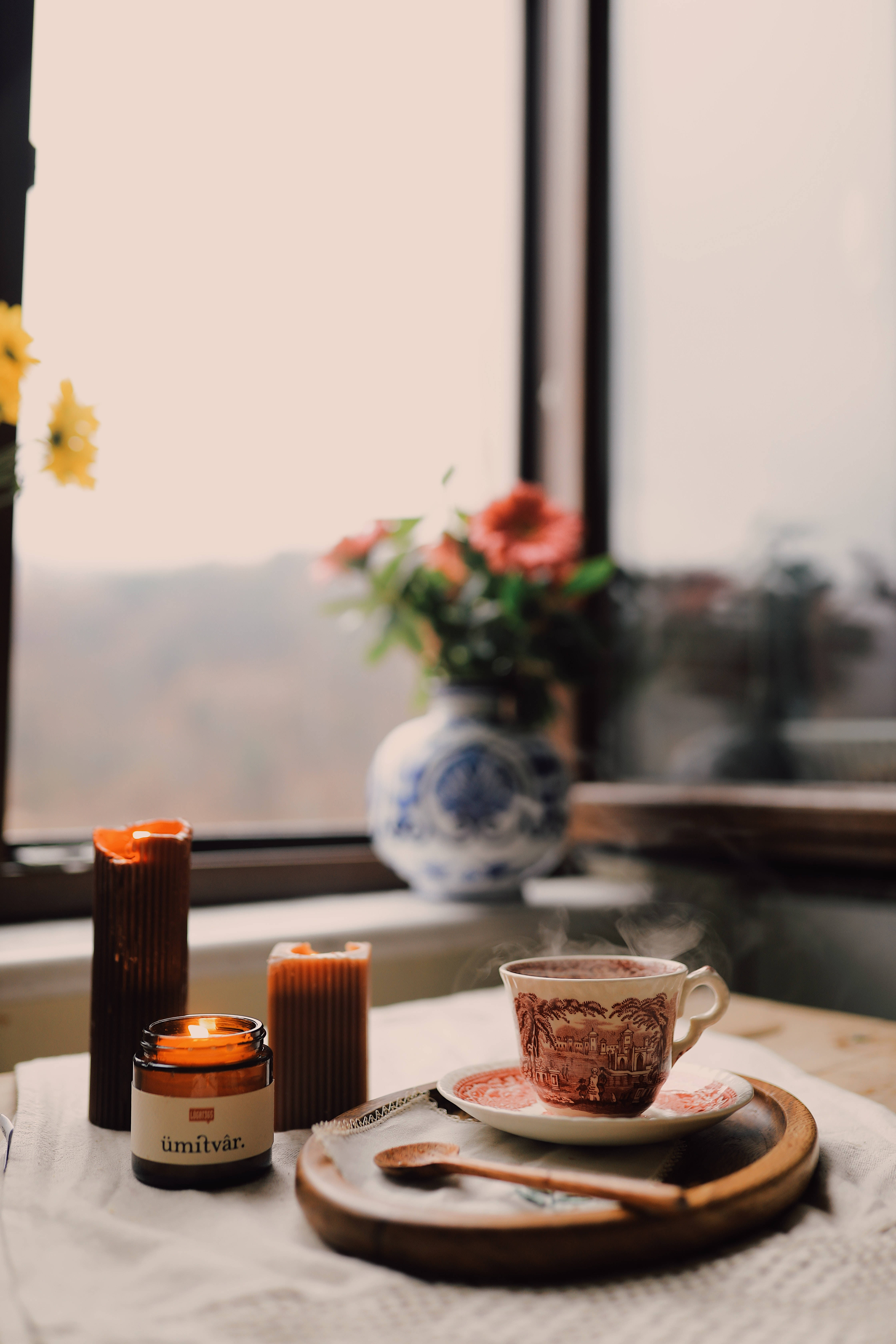 감성적인 편안함 - 커피와 캔들과 함께하는 프레피 스타일 배경화면