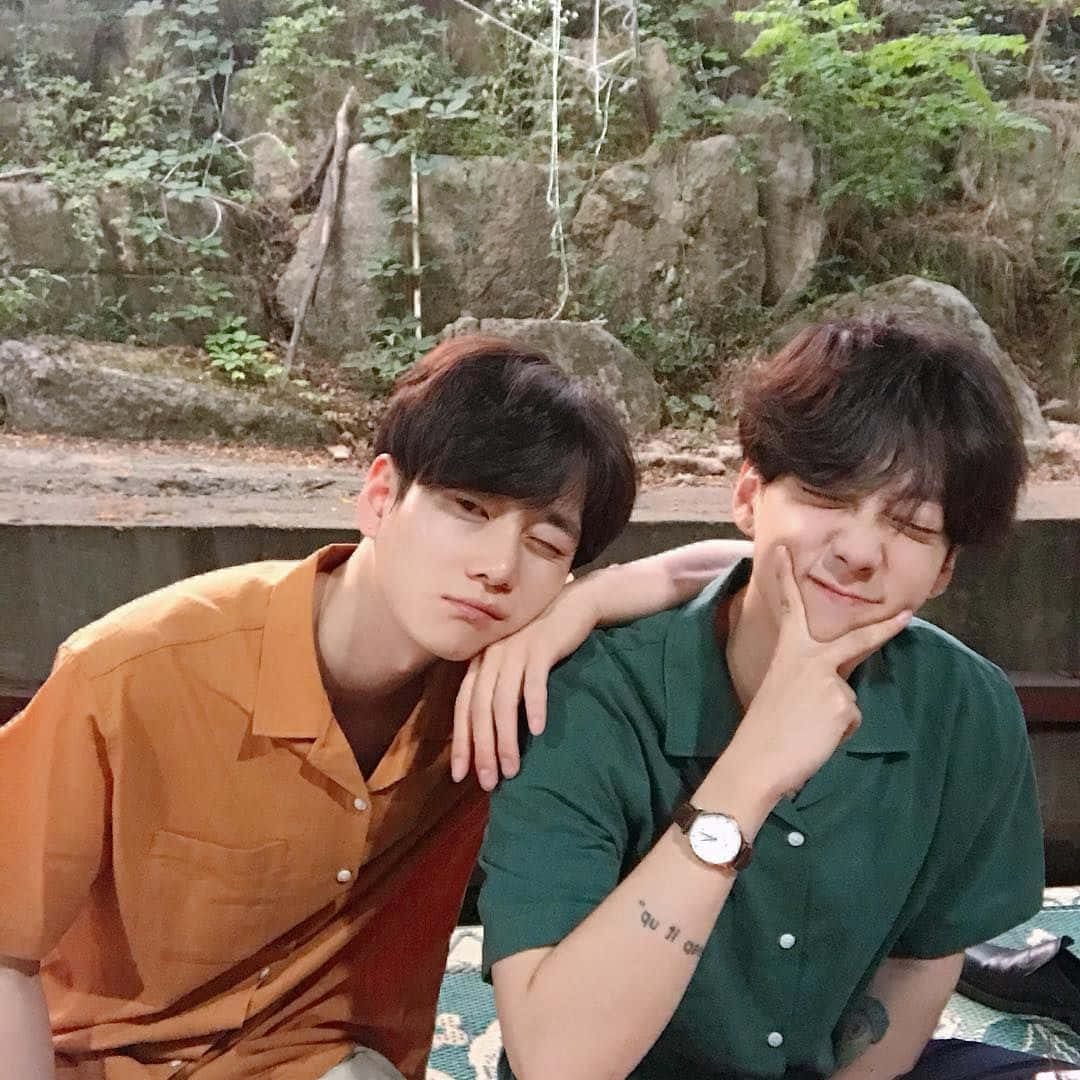 강하고 독립적인 십대 소년이 도시적 미학을 드러내며 포즈를 취하다. 배경화면