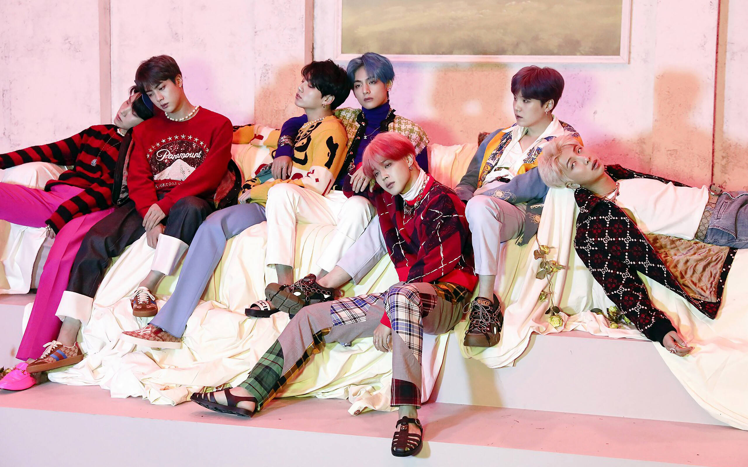 거실에서 찍은 BTS 단체 사진 배경화면