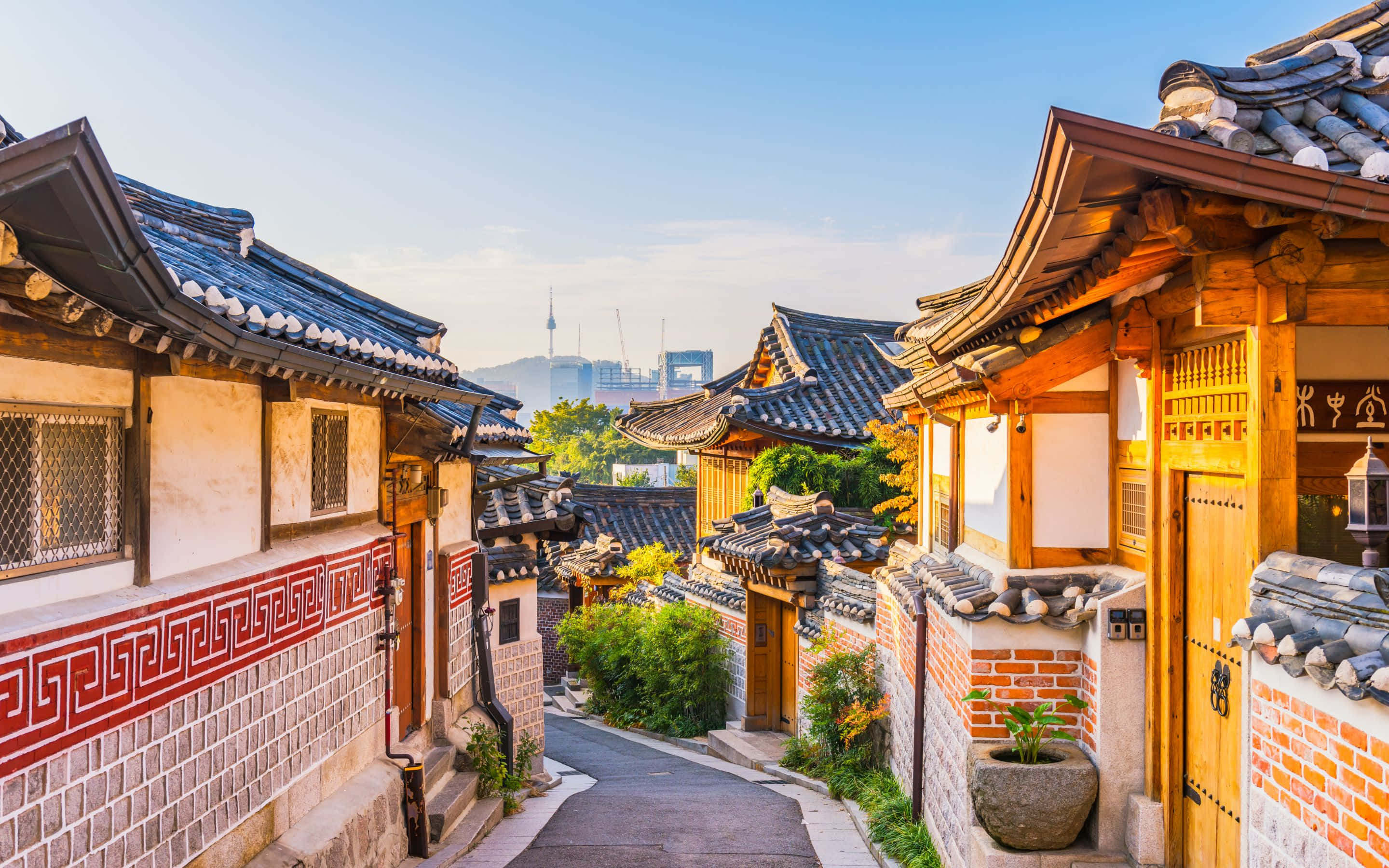 건물이 늘어선 좁은 거리 배경화면