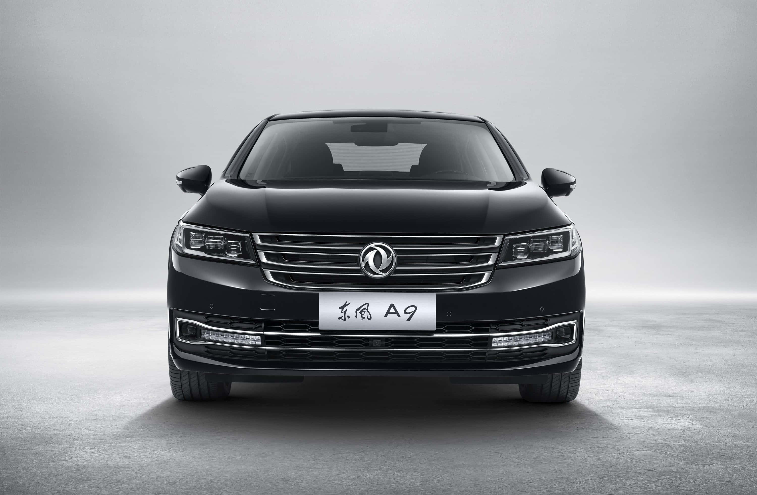 고속도로 위의 세련된 Dongfeng 상업용 트럭 배경화면