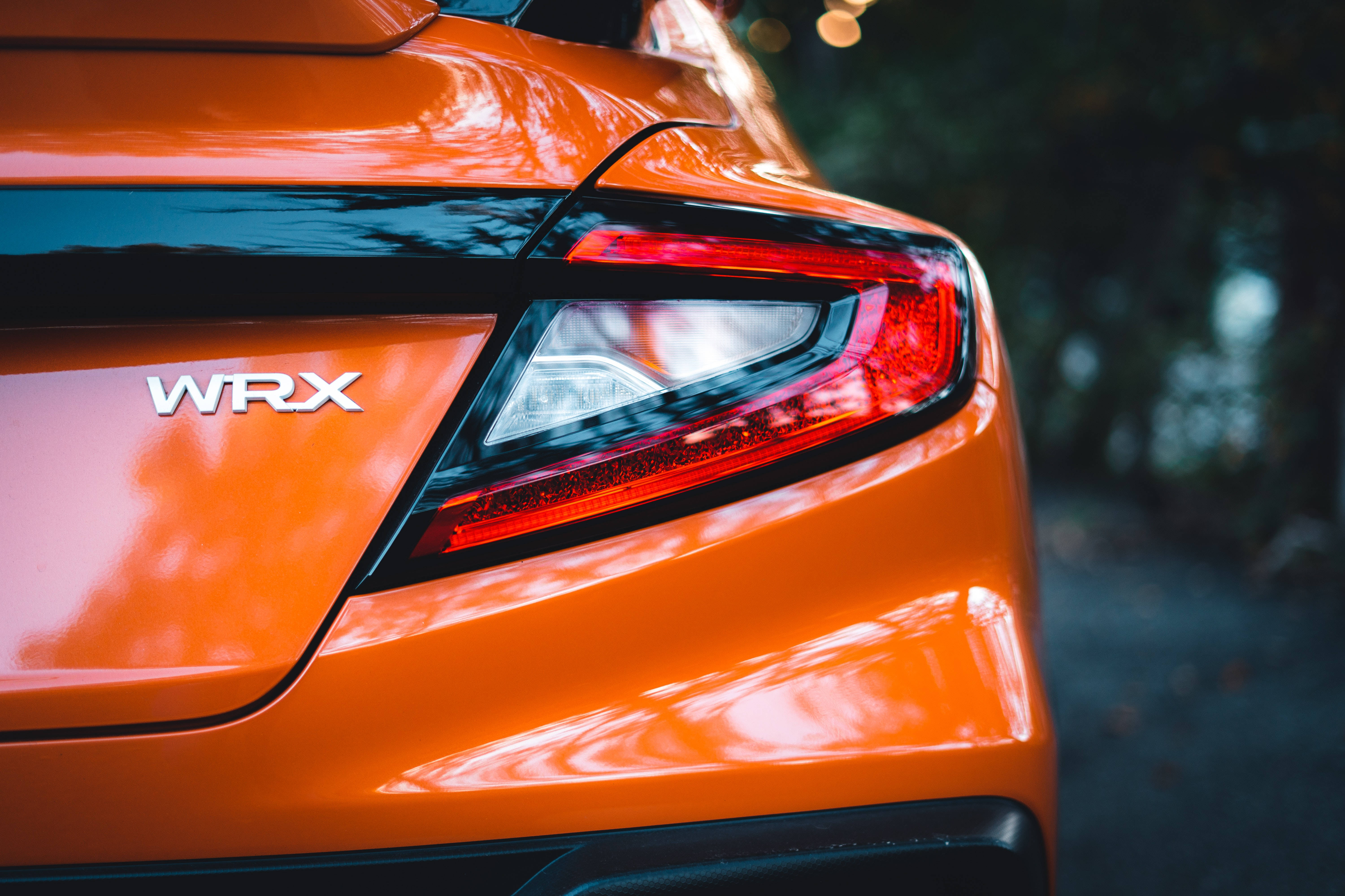 광택 오렌지 스바루 WRX STI 4K 배경화면