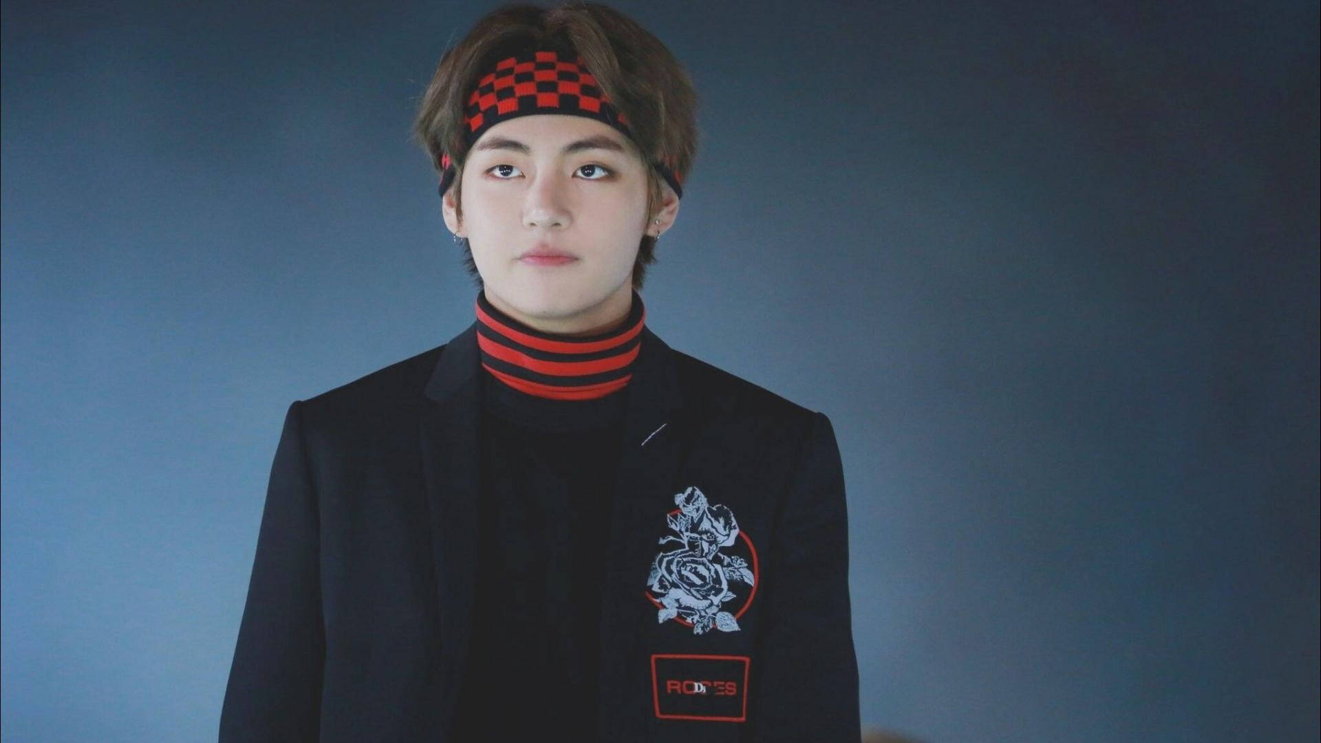 귀여운 BTS V 블랙 앤 레드 배경화면