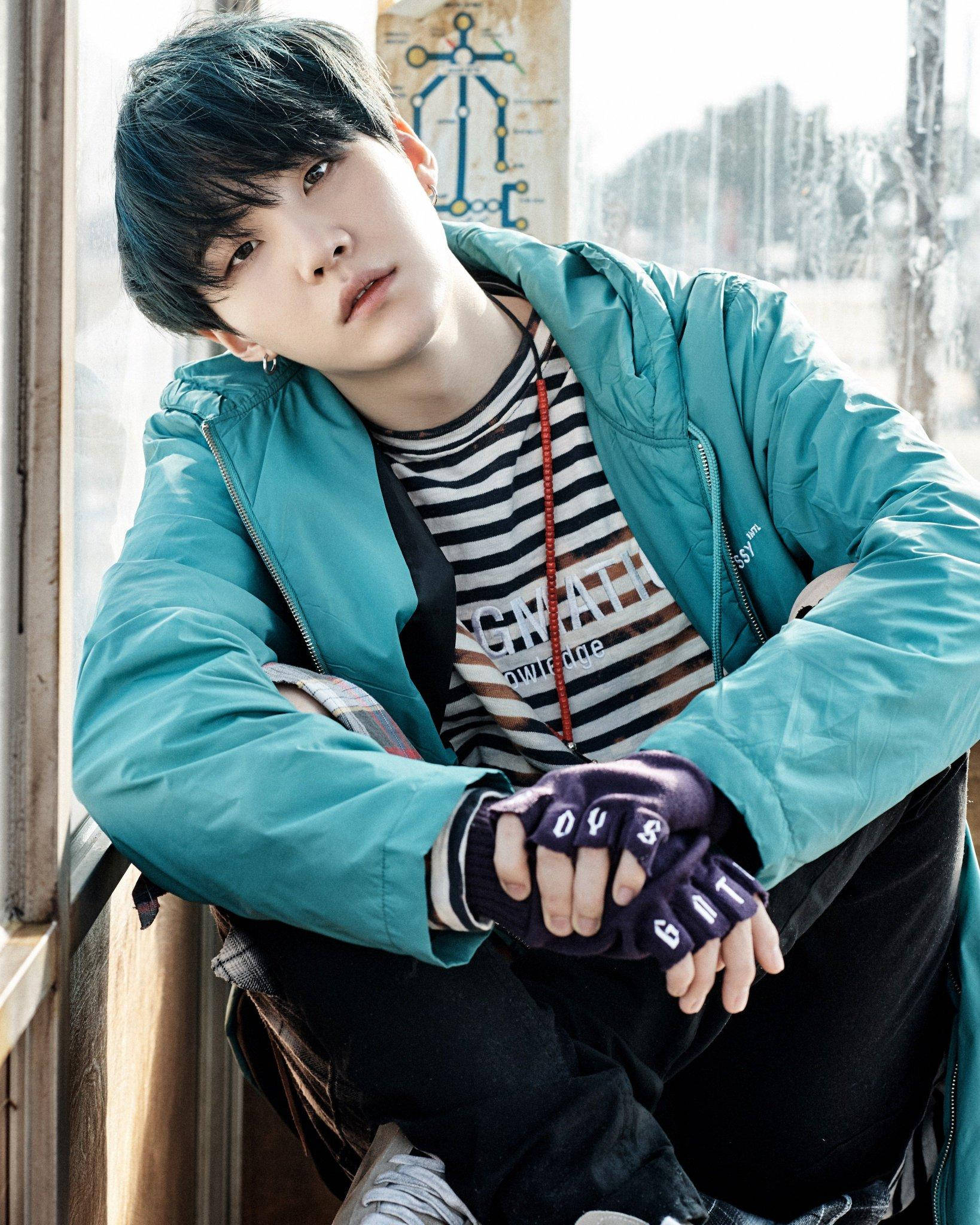 귀여운 BTS 슈가 블루 톤 배경화면